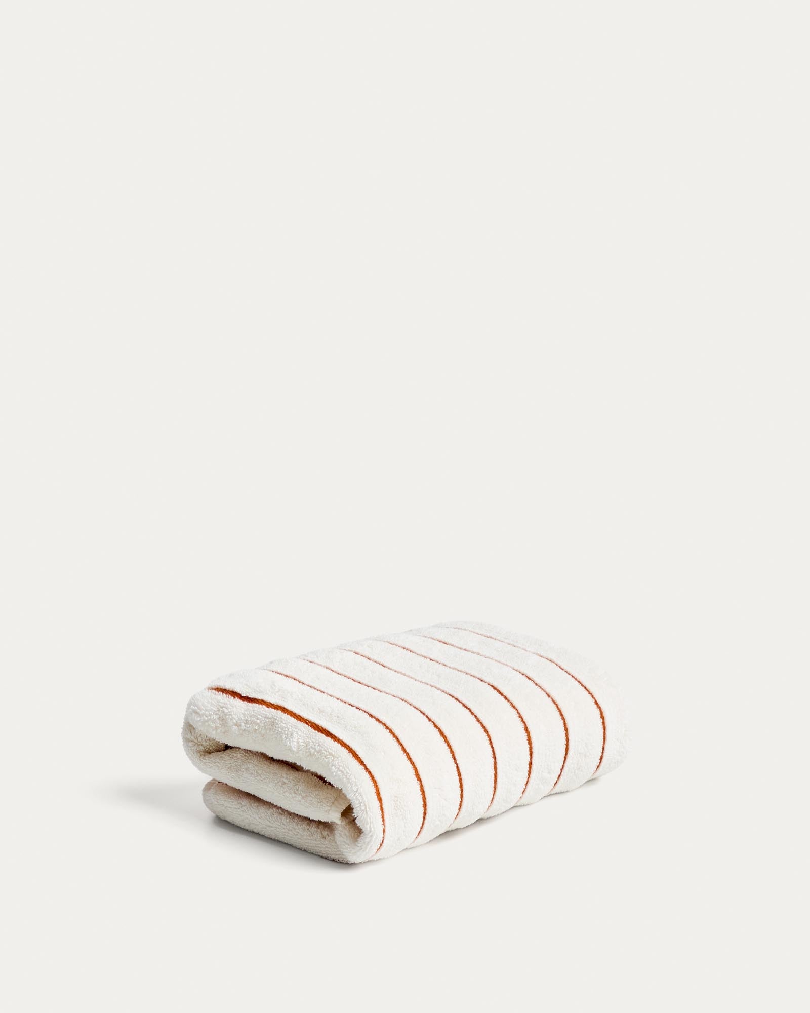 Handtuch Dorane aus 100 % Baumwolle mit orangefarbenen Streifen 50 x 90 cm in Orange präsentiert im Onlineshop von KAQTU Design AG. Handtuch ist von Kave Home