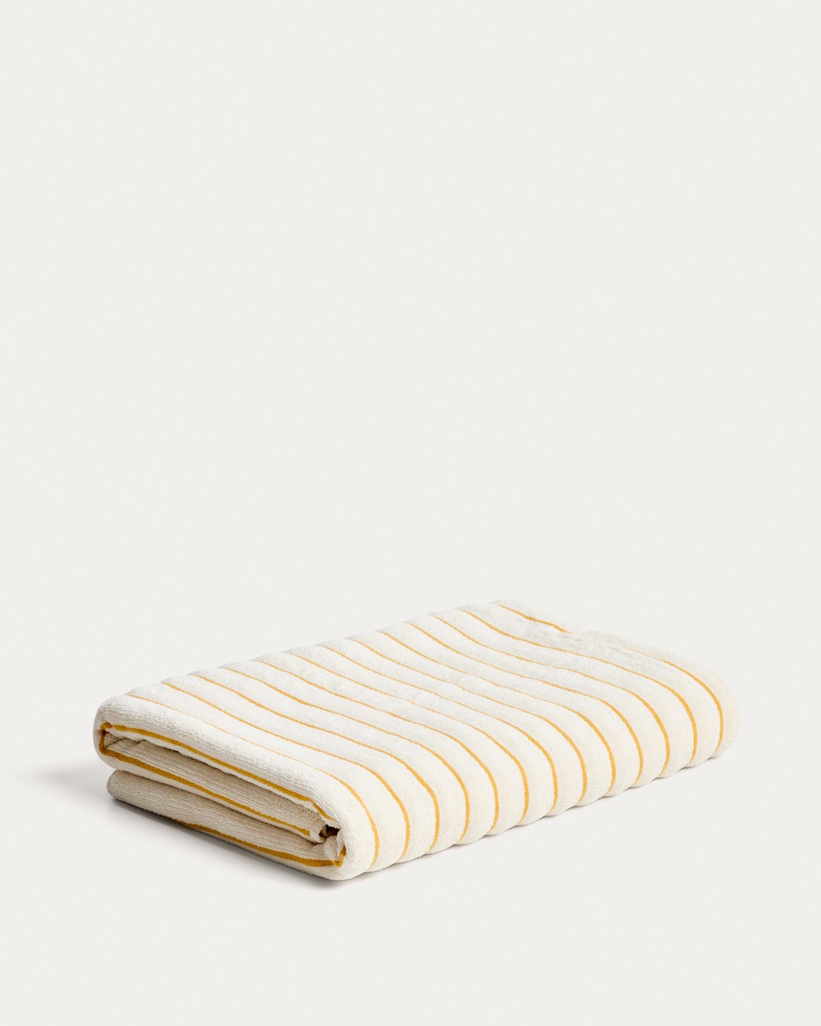Handtuch Dorane aus 100 % Baumwolle mit gelben Streifen 100 x 150 cm in Gelb präsentiert im Onlineshop von KAQTU Design AG. Handtuch ist von Kave Home