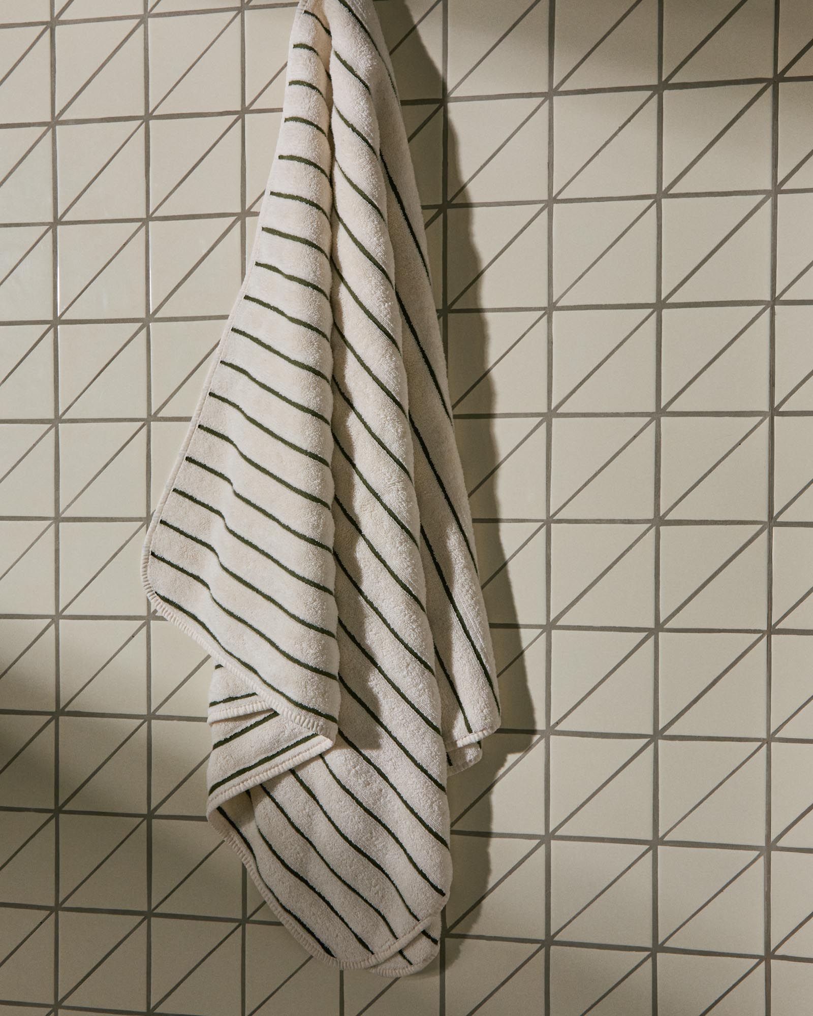 Elegantes Handtuch Dorane in sanften Grüntönen, gefertigt aus 100 % Baumwolle, ideal für Bad oder Strand, Maße 70 x 140 cm.