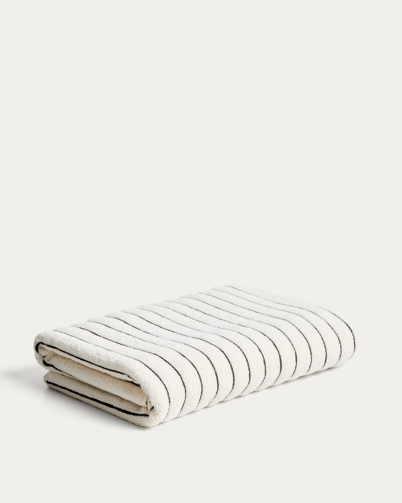 Handtuch Dorane aus 100 % Baumwolle mit grünen Streifen 100 x 150 cm in Grün präsentiert im Onlineshop von KAQTU Design AG. Handtuch ist von Kave Home
