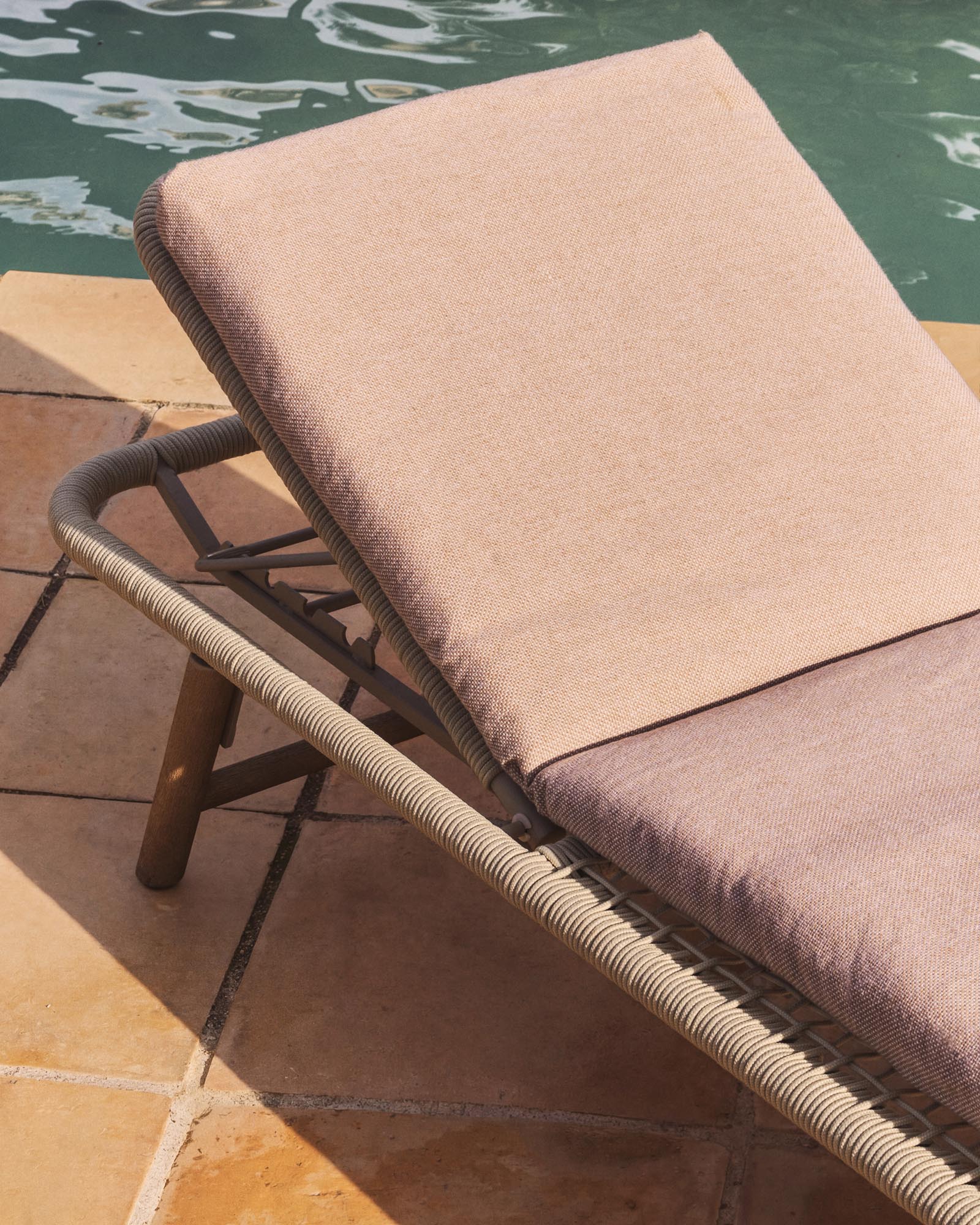 Beige Sonnenliegekissen Maoni aus 100 % PET, ideal für Gartenmöbel, 50 x 175 cm, stilvoll und bequem für entspannte Stunden im Freien.