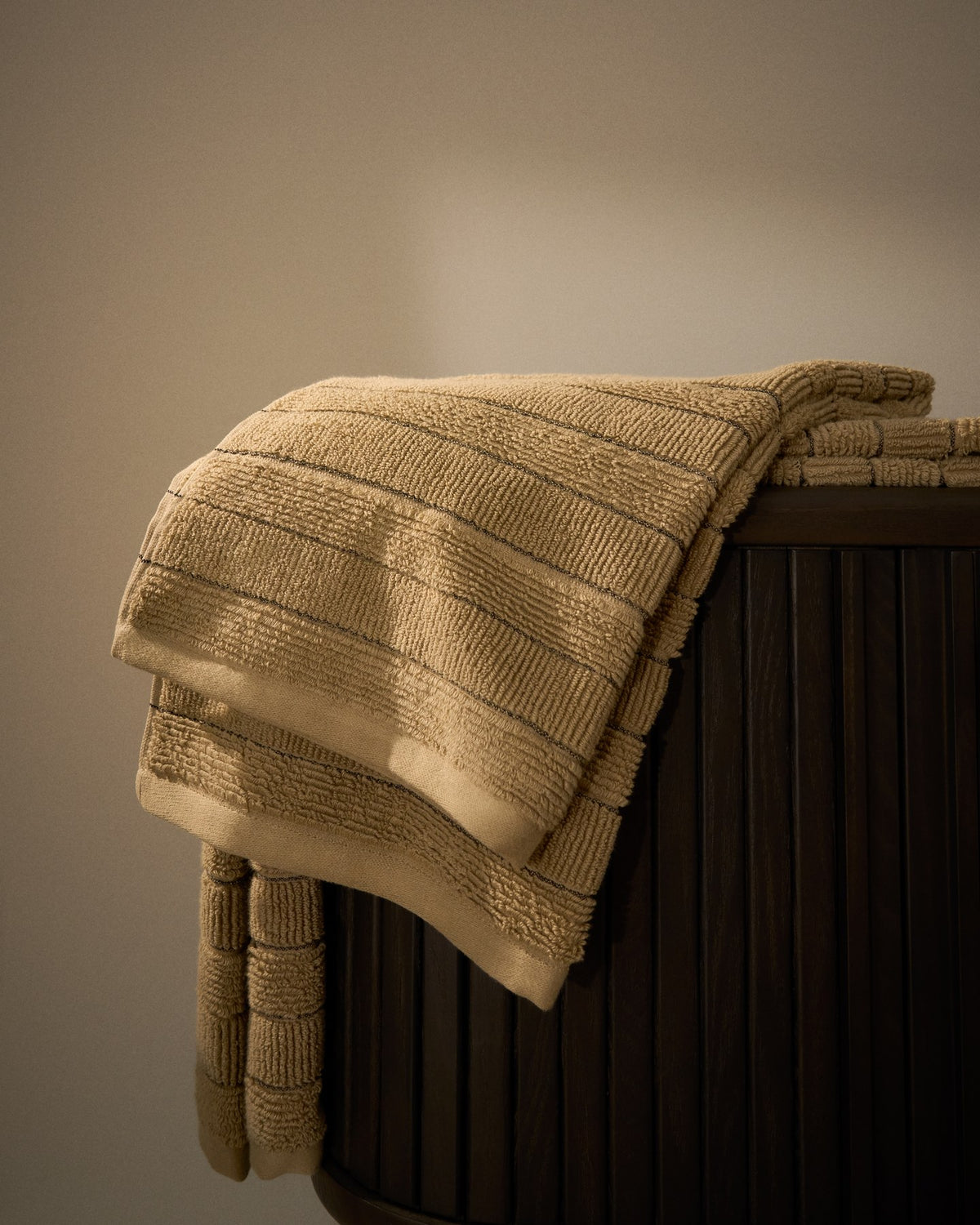 Grünes Toilettenhandtuch aus 100 % Baumwolle mit Jacquard-Gewebe und Streifenoptik, Format 30 x 50 cm.