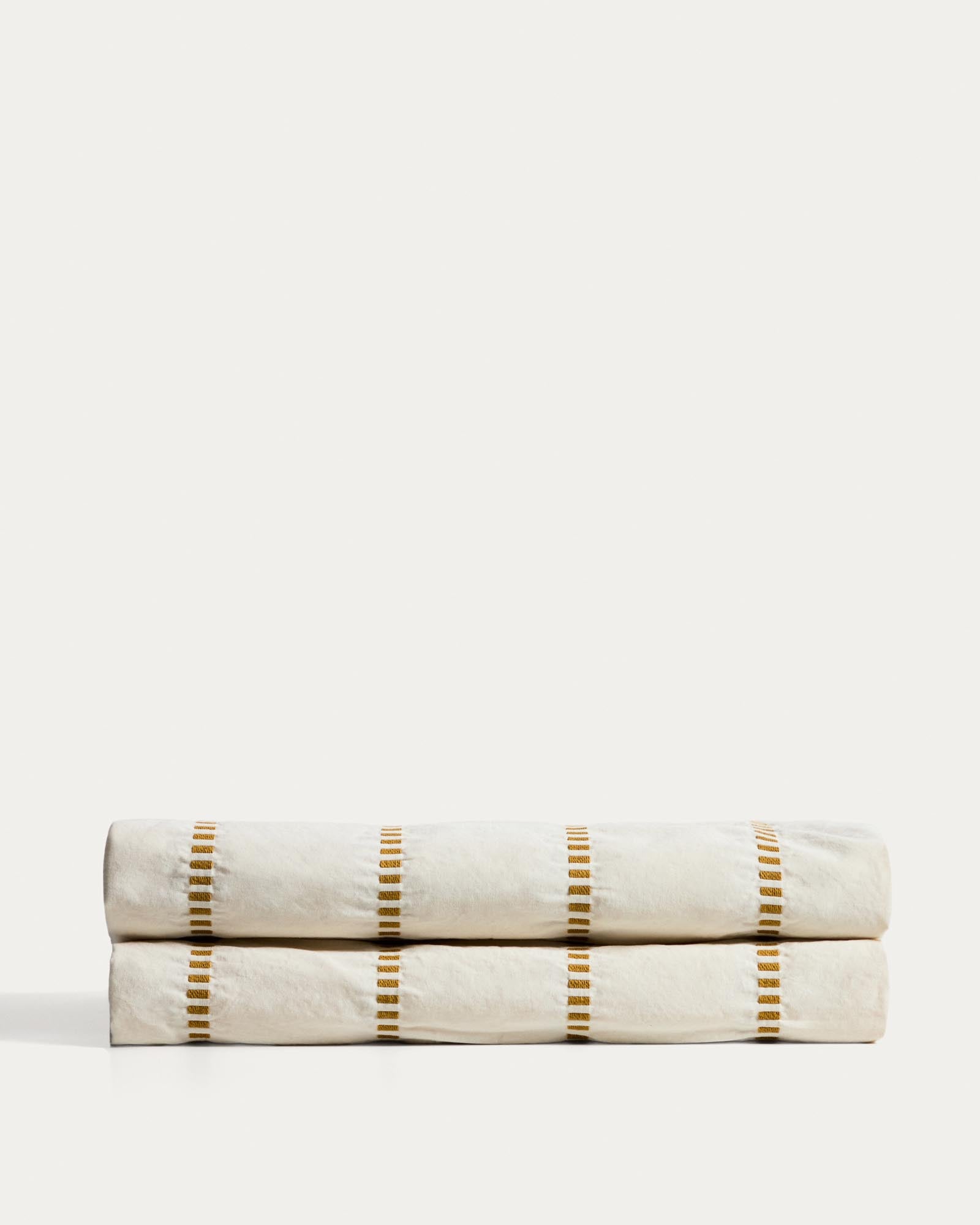 Tagesdecke Lidala aus 100 % Baumwolljacquard mit senfgelben Streifen für 90/135-cm-Betten in Senfgelb präsentiert im Onlineshop von KAQTU Design AG. Bettwäsche ist von Kave Home