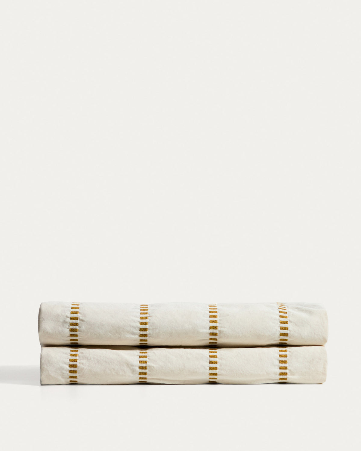 Tagesdecke Lidala aus 100 % Baumwolljacquard mit senfgelben Streifen für 150/160-cm-Betten in Senfgelb, Weiss präsentiert im Onlineshop von KAQTU Design AG. Bettwäsche ist von Kave Home