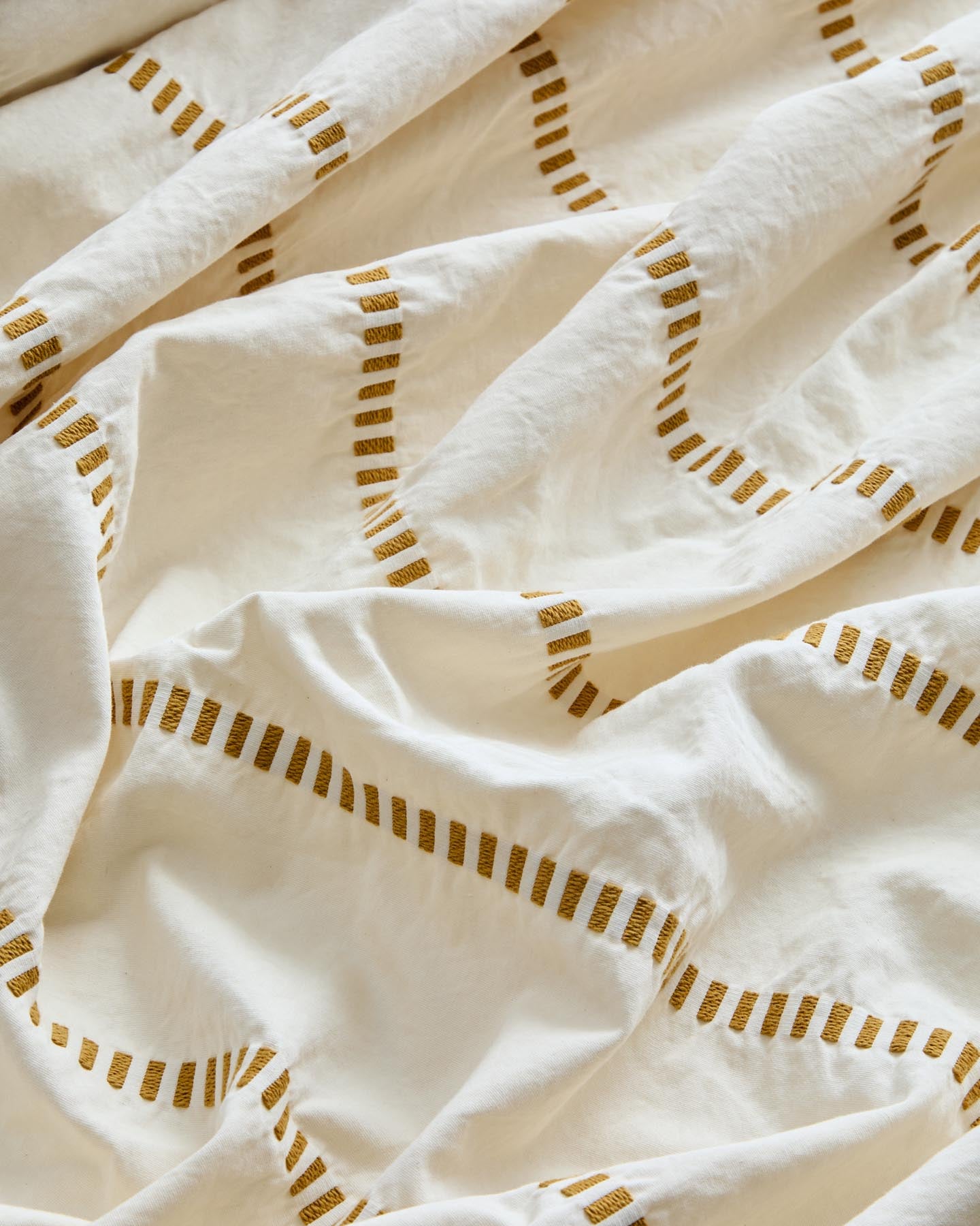 Tagesdecke Lidala aus 100 % Baumwolljacquard mit senfgelben Streifen für 150/160-cm-Betten in Senfgelb präsentiert im Onlineshop von KAQTU Design AG. Bettwäsche ist von Kave Home