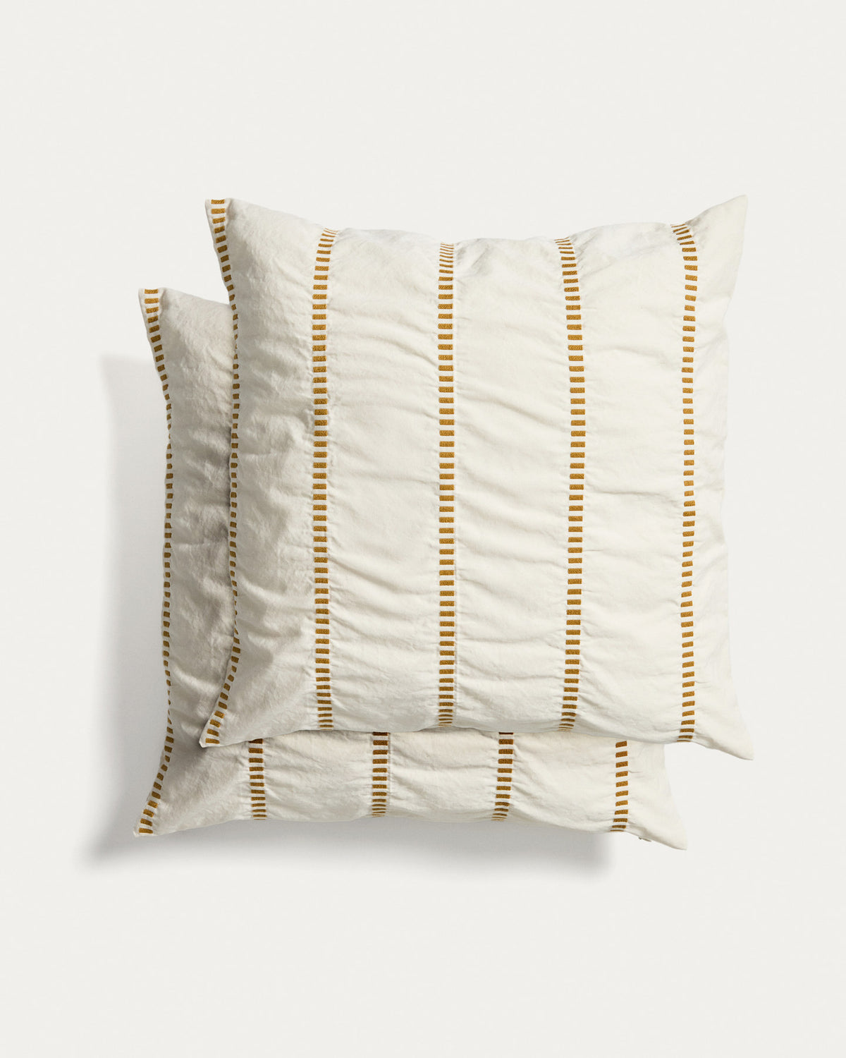 Set Lidala mit 2 Kissenbezügen aus 100 % Baumwolljacquard mit senfgelben Streifen, 50 x 50 cm in Senfgelb, Weiss präsentiert im Onlineshop von KAQTU Design AG. Deko Kissenbezug ist von Kave Home