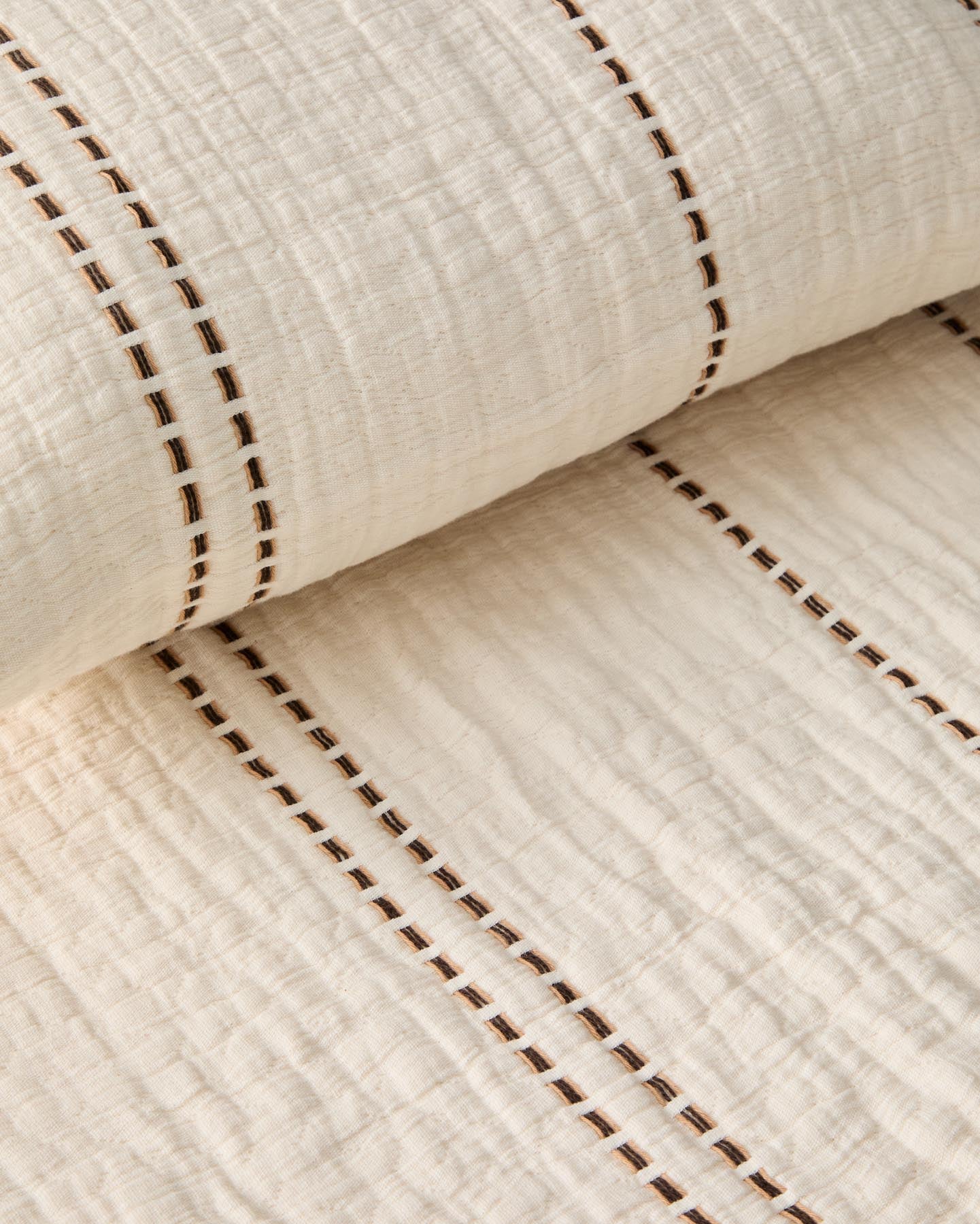 Tagesdecke Siloda aus Doppelgaze aus Baumwolle mit beigen Streifen für 90/135-cm-Betten in Beige präsentiert im Onlineshop von KAQTU Design AG. Bettwäsche ist von Kave Home