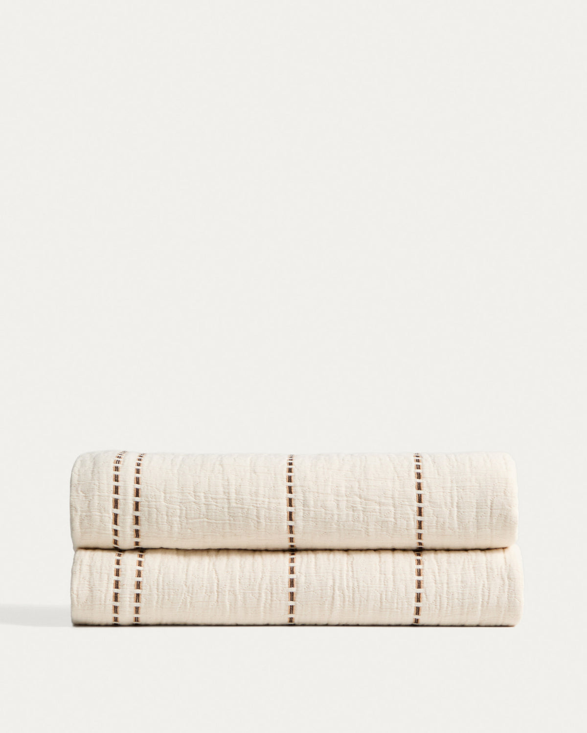 Tagesdecke Siloda aus Doppelgaze aus Baumwolle mit beigen Streifen für 150/160-cm-Betten in Beige präsentiert im Onlineshop von KAQTU Design AG. Bettwäsche ist von Kave Home