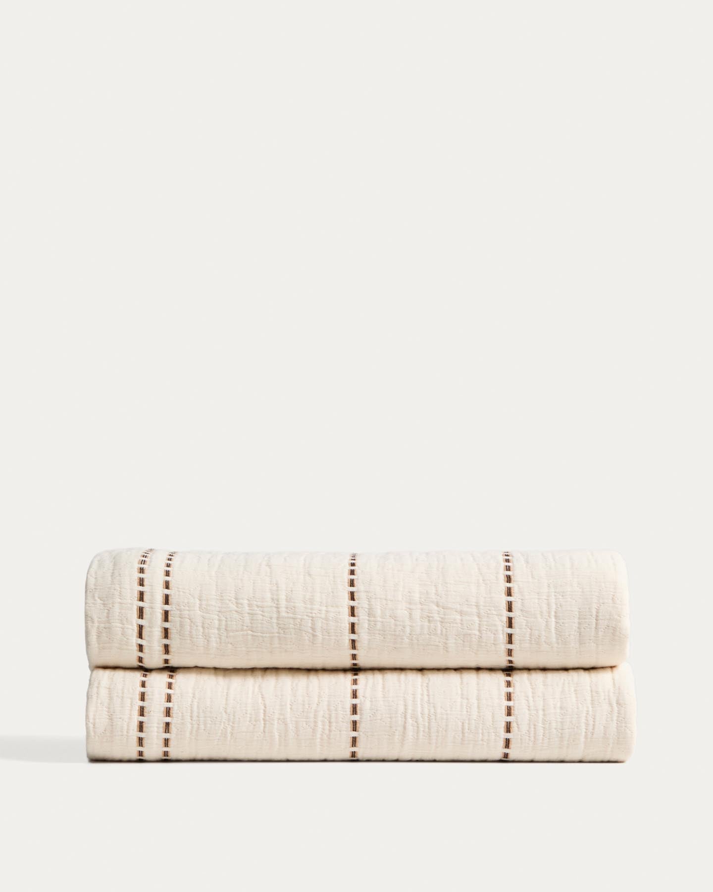 Tagesdecke Siloda aus Doppelgaze aus Baumwolle mit beigen Streifen für 150/160-cm-Betten in Beige präsentiert im Onlineshop von KAQTU Design AG. Bettwäsche ist von Kave Home