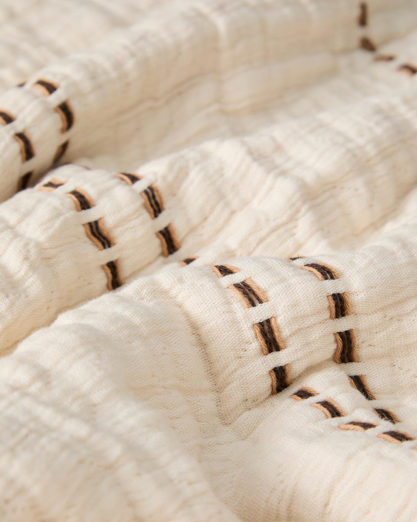 Tagesdecke Siloda aus Doppelgaze aus Baumwolle mit beigen Streifen für 150/160-cm-Betten in Beige präsentiert im Onlineshop von KAQTU Design AG. Bettwäsche ist von Kave Home