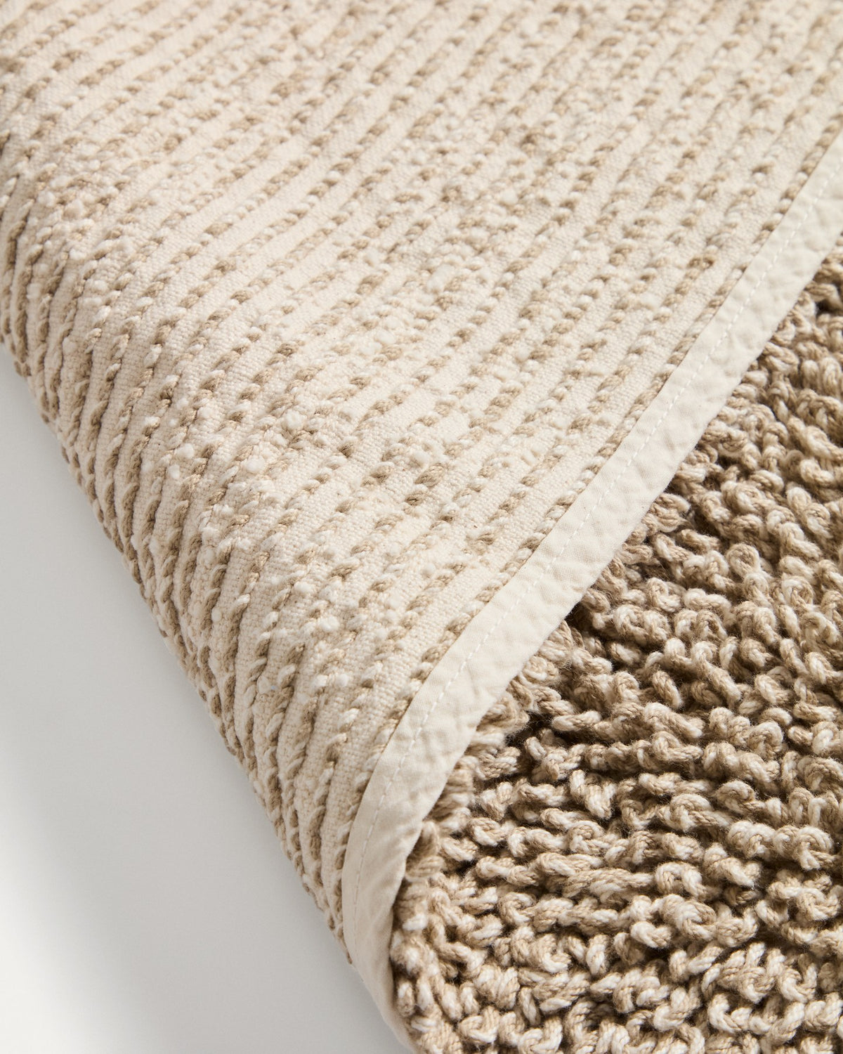 Beige melierte Badezimmermatte Aroia aus Bouclé-Stoff mit strukturierter Oberfläche, rechteckige Form, 50 x 70 cm, aus natürlichen Fasern.