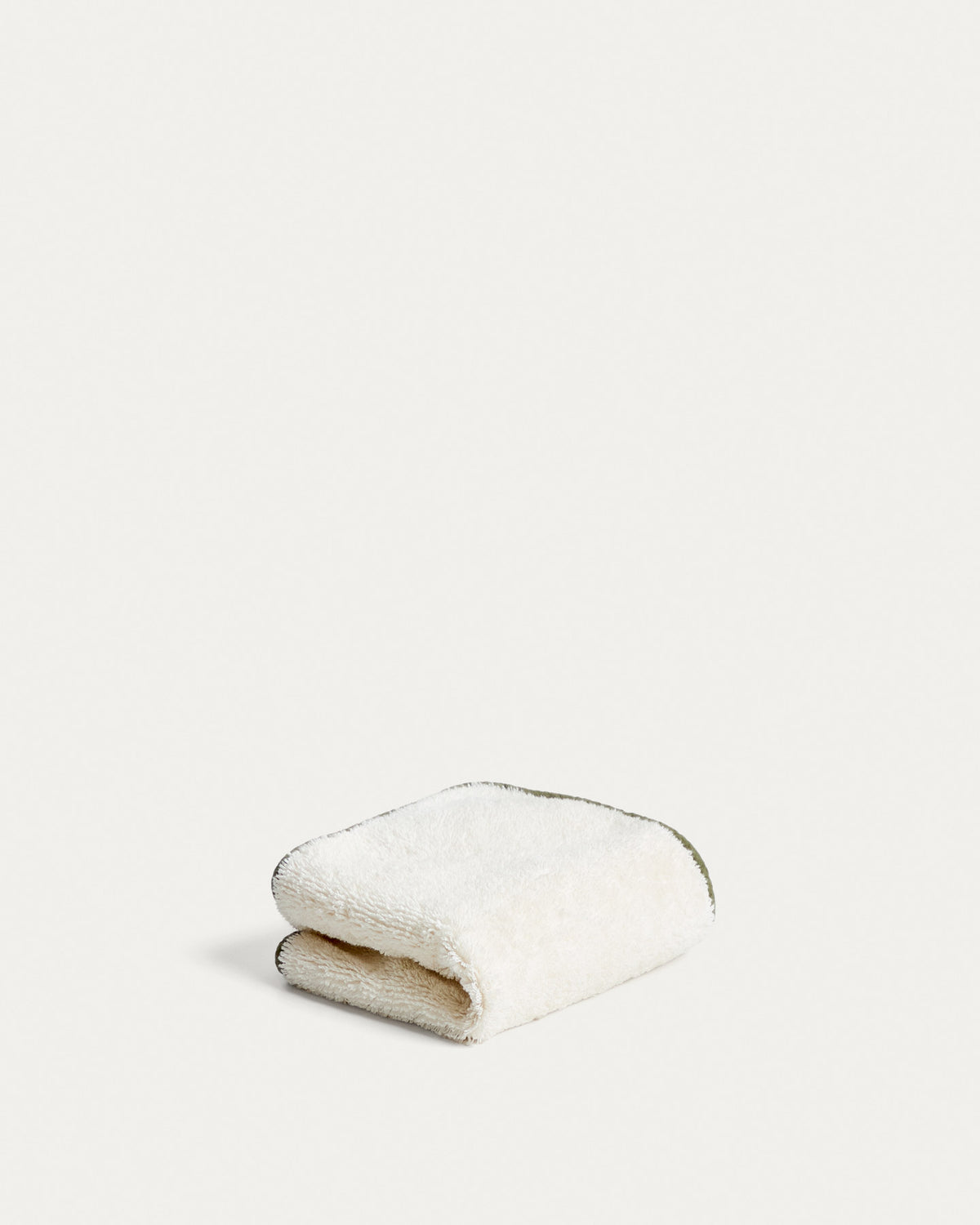 Handtuch Sedora aus 100 % Baumwolle mit grünem Kontrastdetail 30 x 50 cm in Grün, Weiss präsentiert im Onlineshop von KAQTU Design AG. Handtuch ist von Kave Home