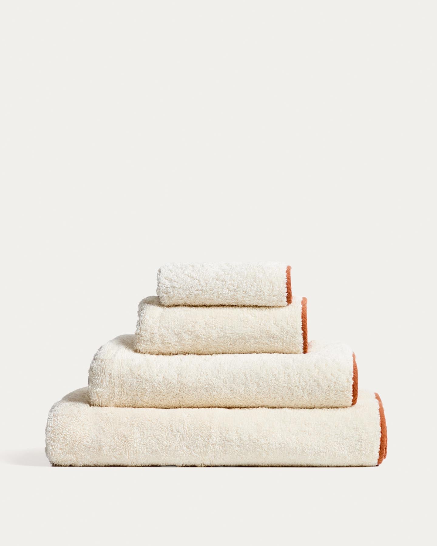 Handtuch Sedora aus 100 % Baumwolle mit orangefarbenem Kontrastdetail 30 x 50 cm in Orange präsentiert im Onlineshop von KAQTU Design AG. Handtuch ist von Kave Home