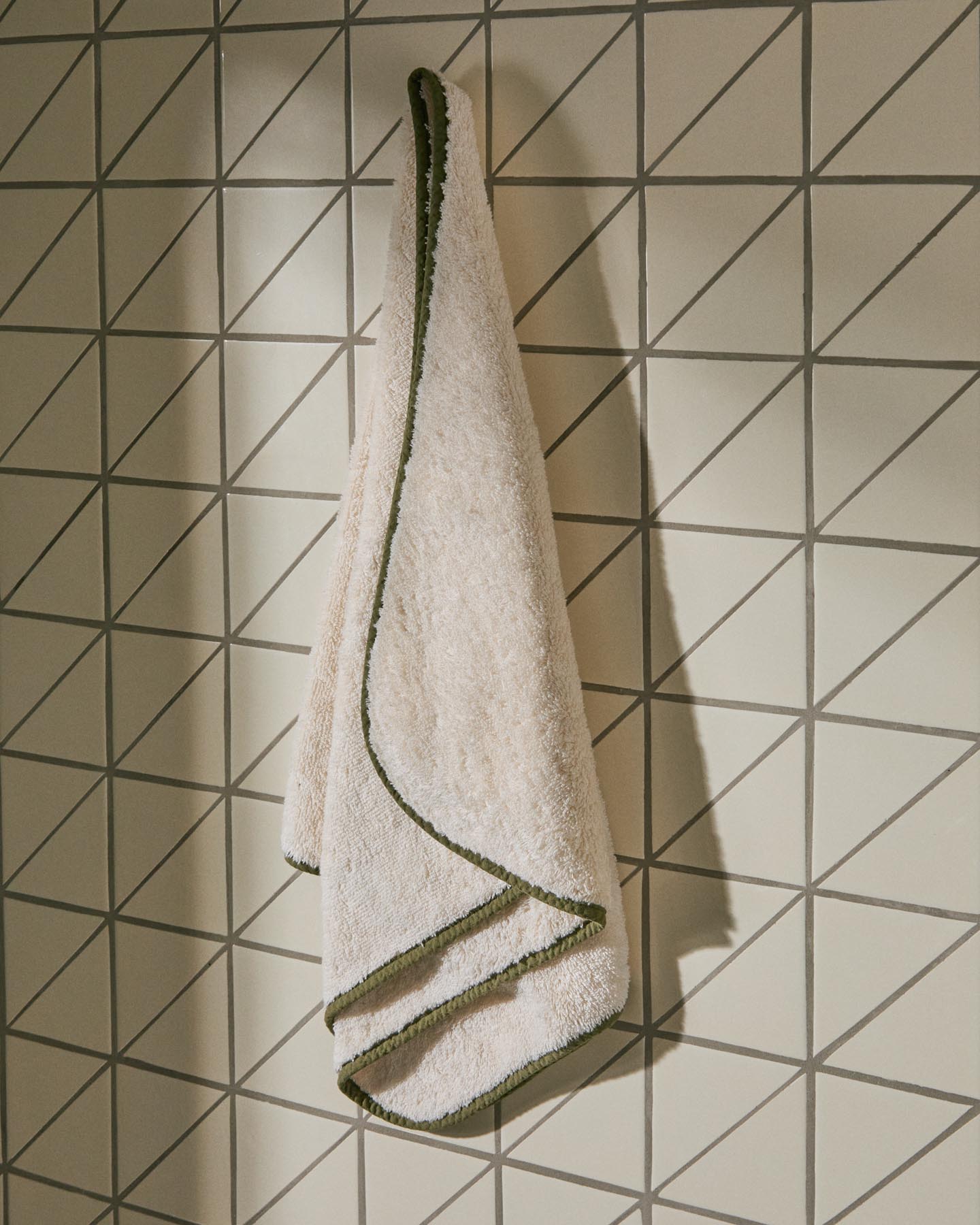 Handtuch Sedora aus 100 % Baumwolle mit grünem Kontrastdetail 50 x 90 cm in Grün präsentiert im Onlineshop von KAQTU Design AG. Handtuch ist von Kave Home