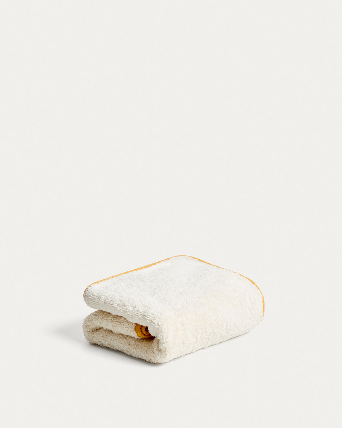 Handtuch Sedora aus 100 % Baumwolle mit gelbem Kontrastdetail 50 x 90 cm in Gelb, Weiss präsentiert im Onlineshop von KAQTU Design AG. Handtuch ist von Kave Home