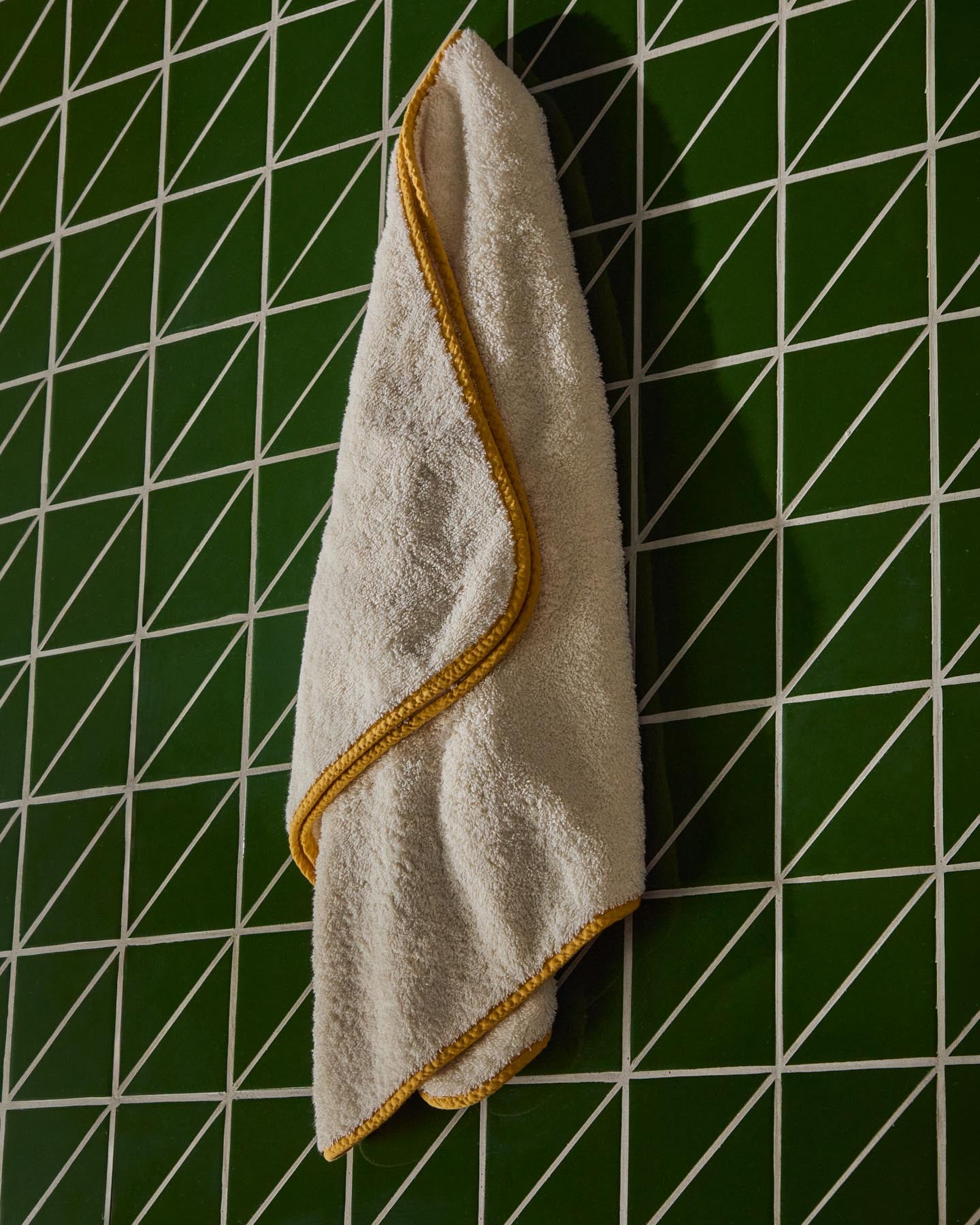 Handtuch Sedora aus 100 % Baumwolle mit gelbem Kontrastdetail 50 x 90 cm in Gelb präsentiert im Onlineshop von KAQTU Design AG. Handtuch ist von Kave Home