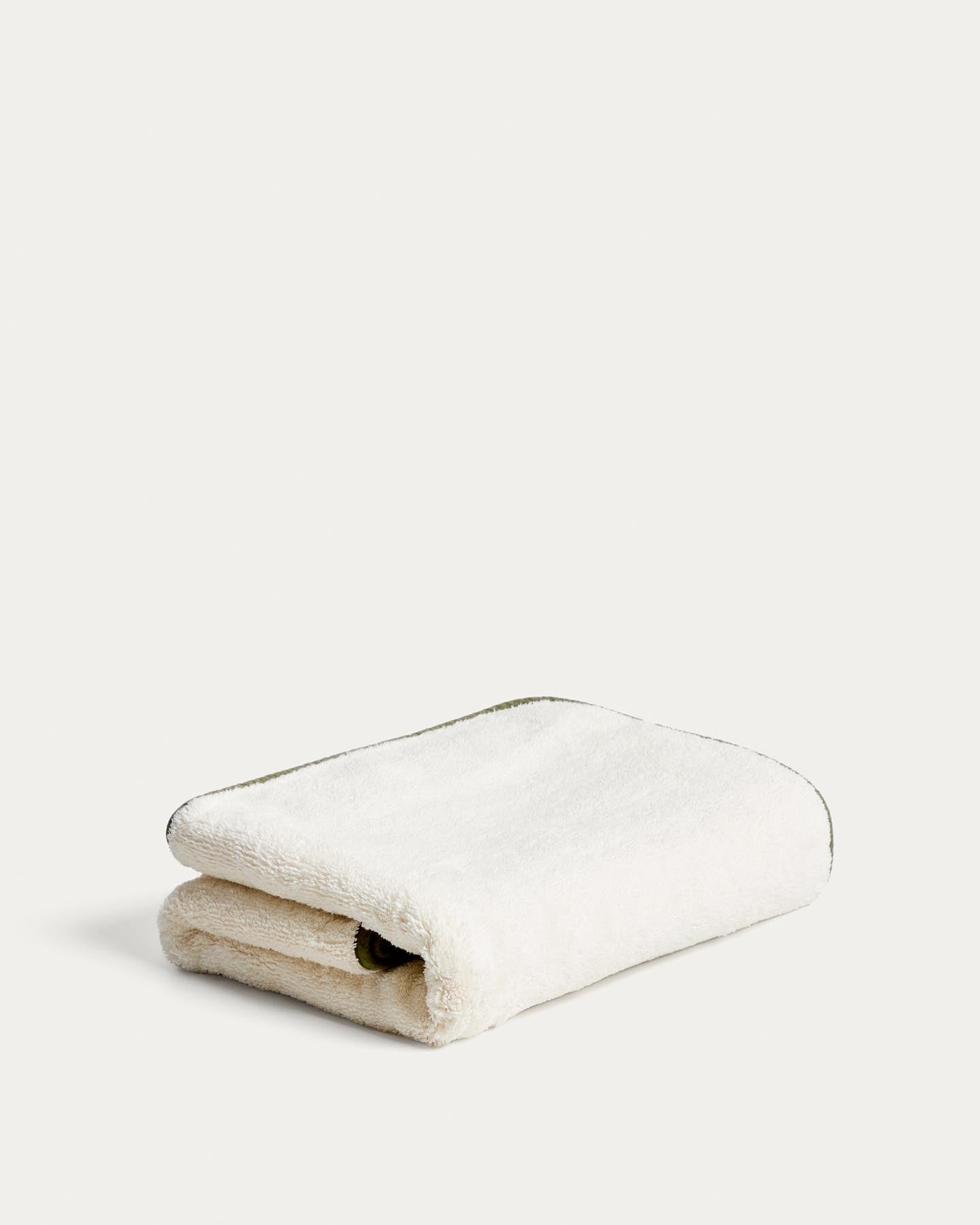 Handtuch Sedora aus 100 % Baumwolle mit grünem Kontrastdetail 70 x 140 cm in Grün präsentiert im Onlineshop von KAQTU Design AG. Handtuch ist von Kave Home