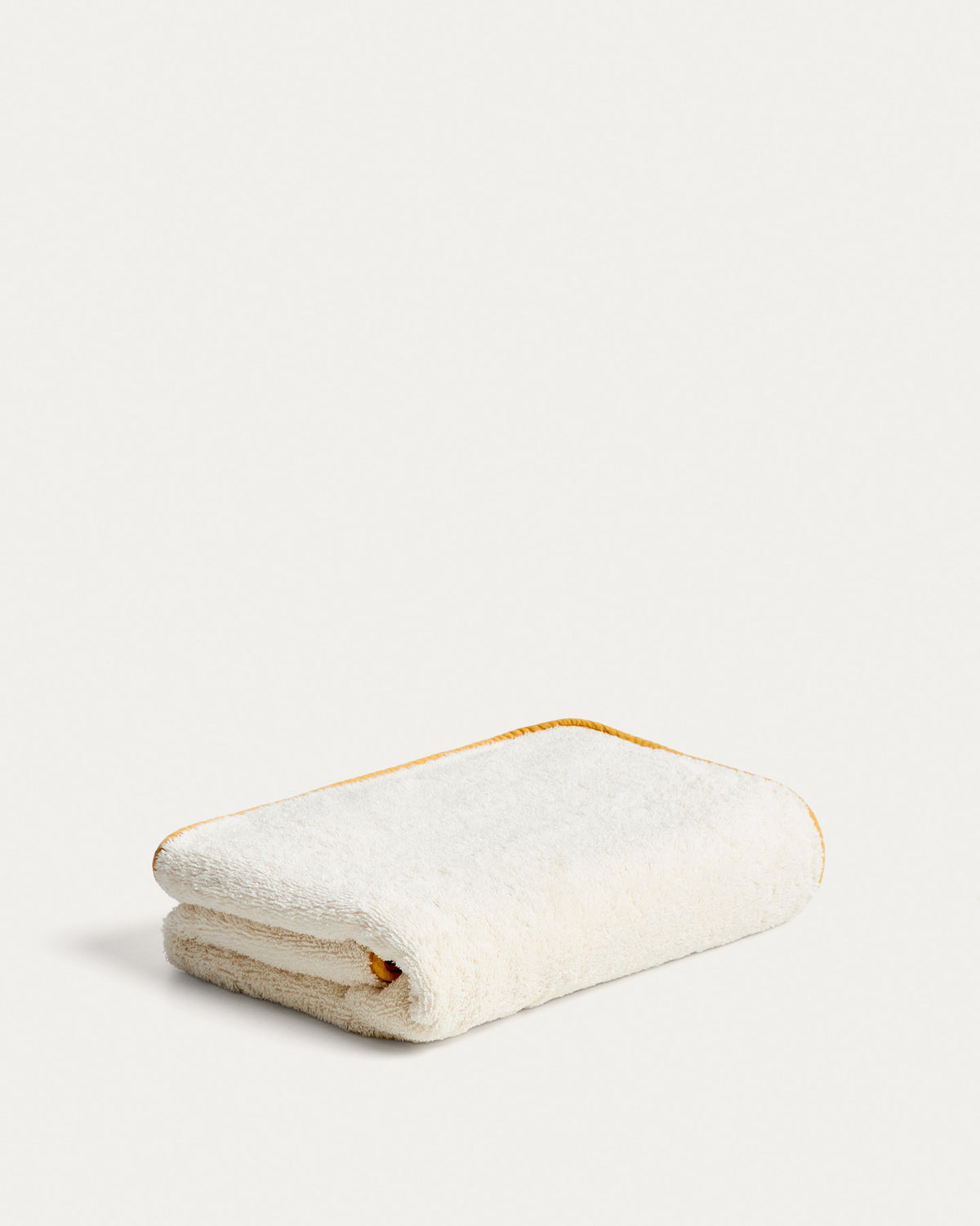 Handtuch Sedora aus 100 % Baumwolle mit gelbem Kontrastdetail 70 x 140 cm in Gelb, Weiss präsentiert im Onlineshop von KAQTU Design AG. Handtuch ist von Kave Home