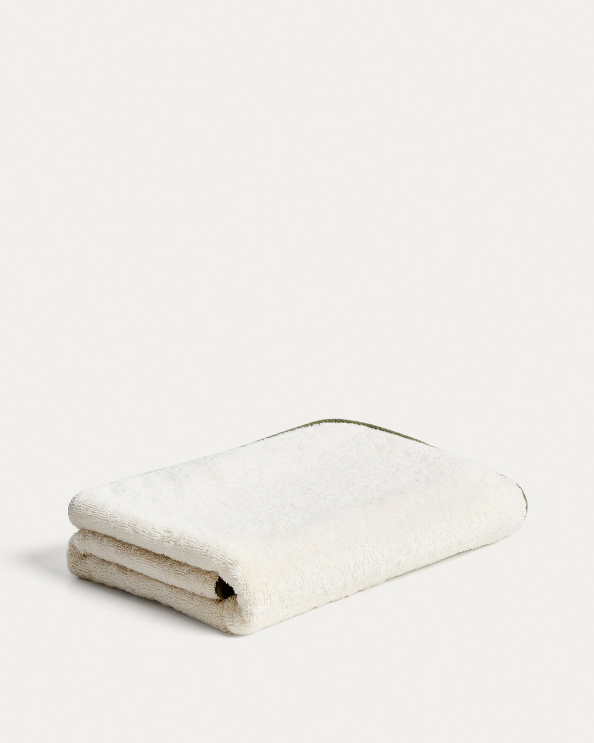 Handtuch Sedora aus 100 % Baumwolle mit grünem Kontrastdetail 100 x 150 cm in Grün, Weiss präsentiert im Onlineshop von KAQTU Design AG. Handtuch ist von Kave Home