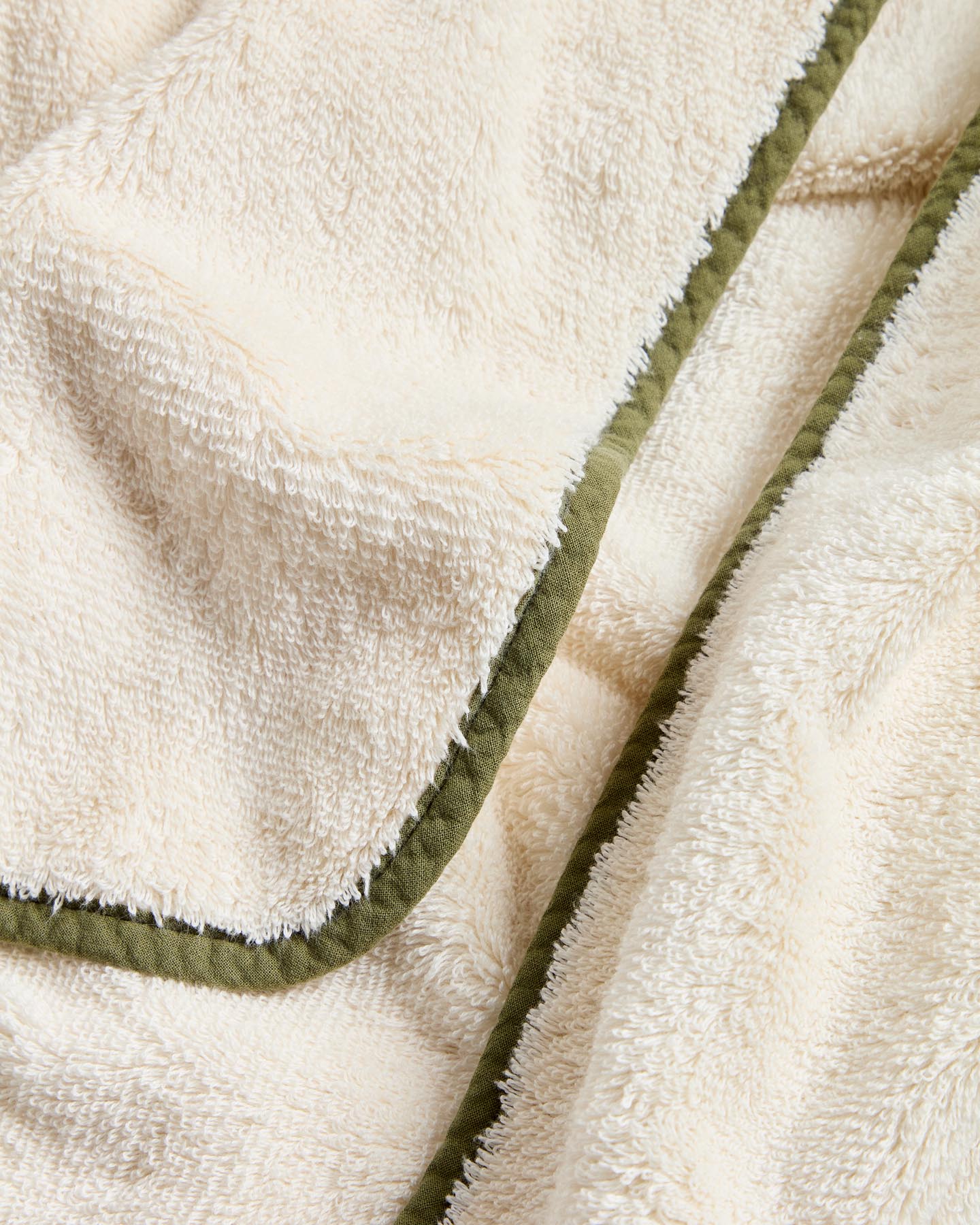 Handtuch Sedora aus 100 % Baumwolle mit grünem Kontrastdetail 100 x 150 cm in Grün präsentiert im Onlineshop von KAQTU Design AG. Handtuch ist von Kave Home
