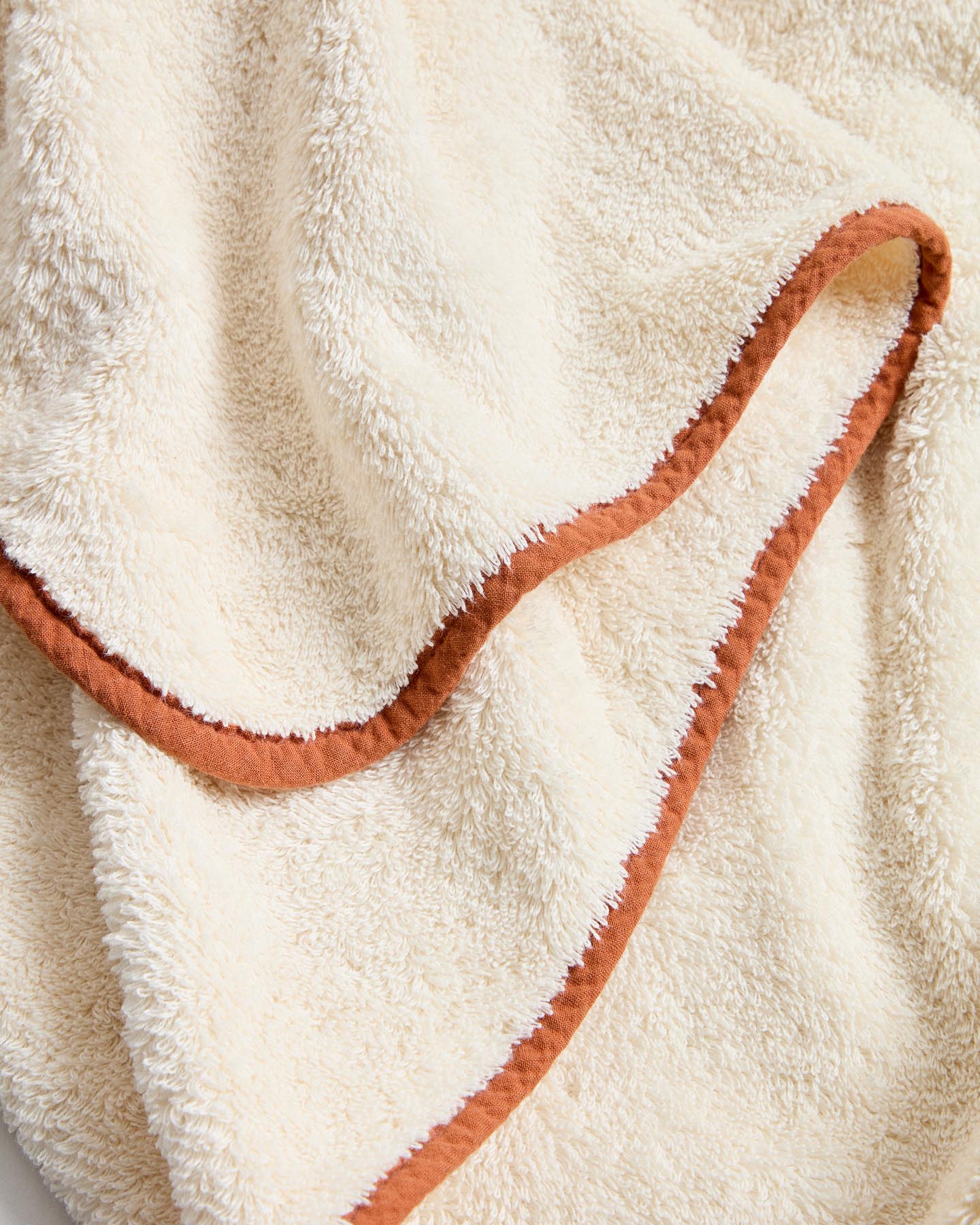 Handtuch Sedora aus 100 % Baumwolle mit orangefarbenem Kontrastdetail 100 x 150 cm in Orange präsentiert im Onlineshop von KAQTU Design AG. Handtuch ist von Kave Home