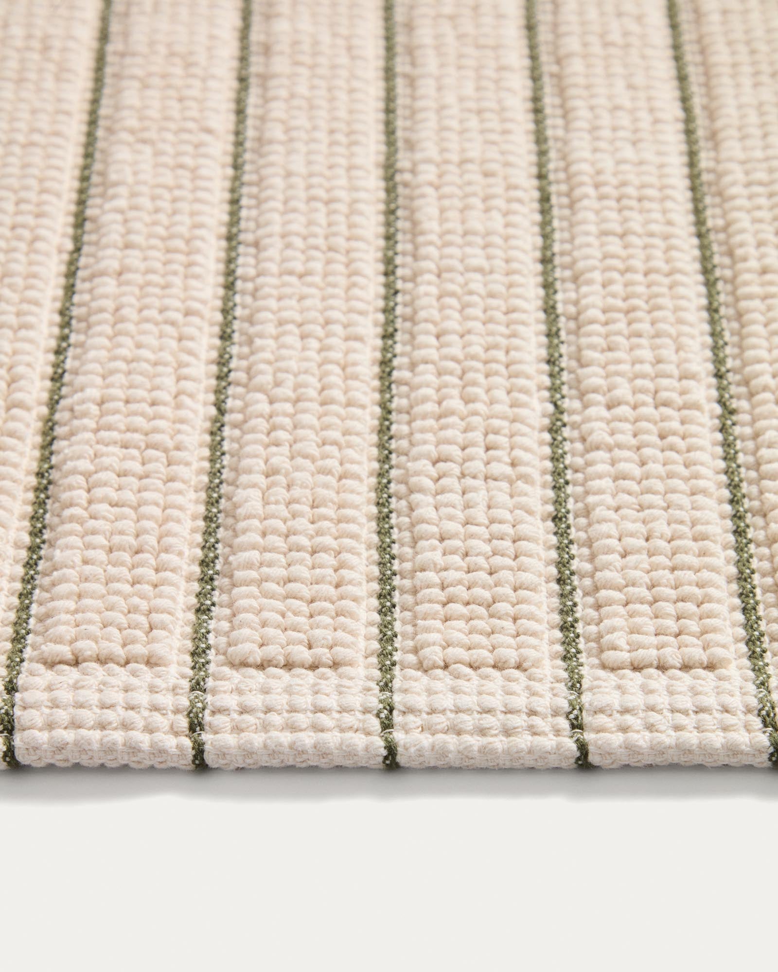 Badezimmermatte Merade in sanften Ecru-Tönen mit modernen grünen Streifen, gefertigt aus weicher Baumwolle, 50 x 80 cm, perfekt für ein stilvolles Bad.