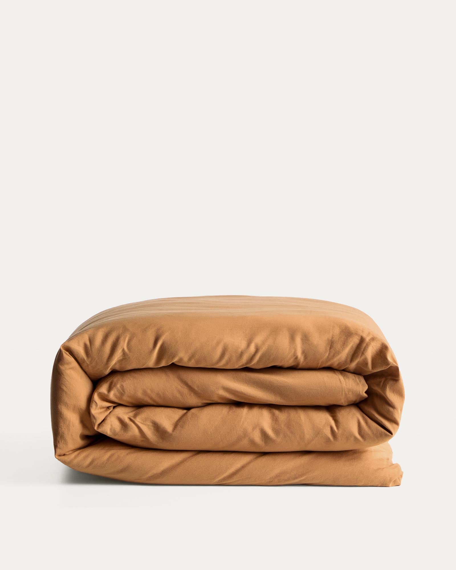 Bettbezug Sirale aus 100 % Baumwollsatin mit Washed-Finish in Kupfer für 180-cm-Betten in Kupfer präsentiert im Onlineshop von KAQTU Design AG. Duvetbezug ist von Kave Home