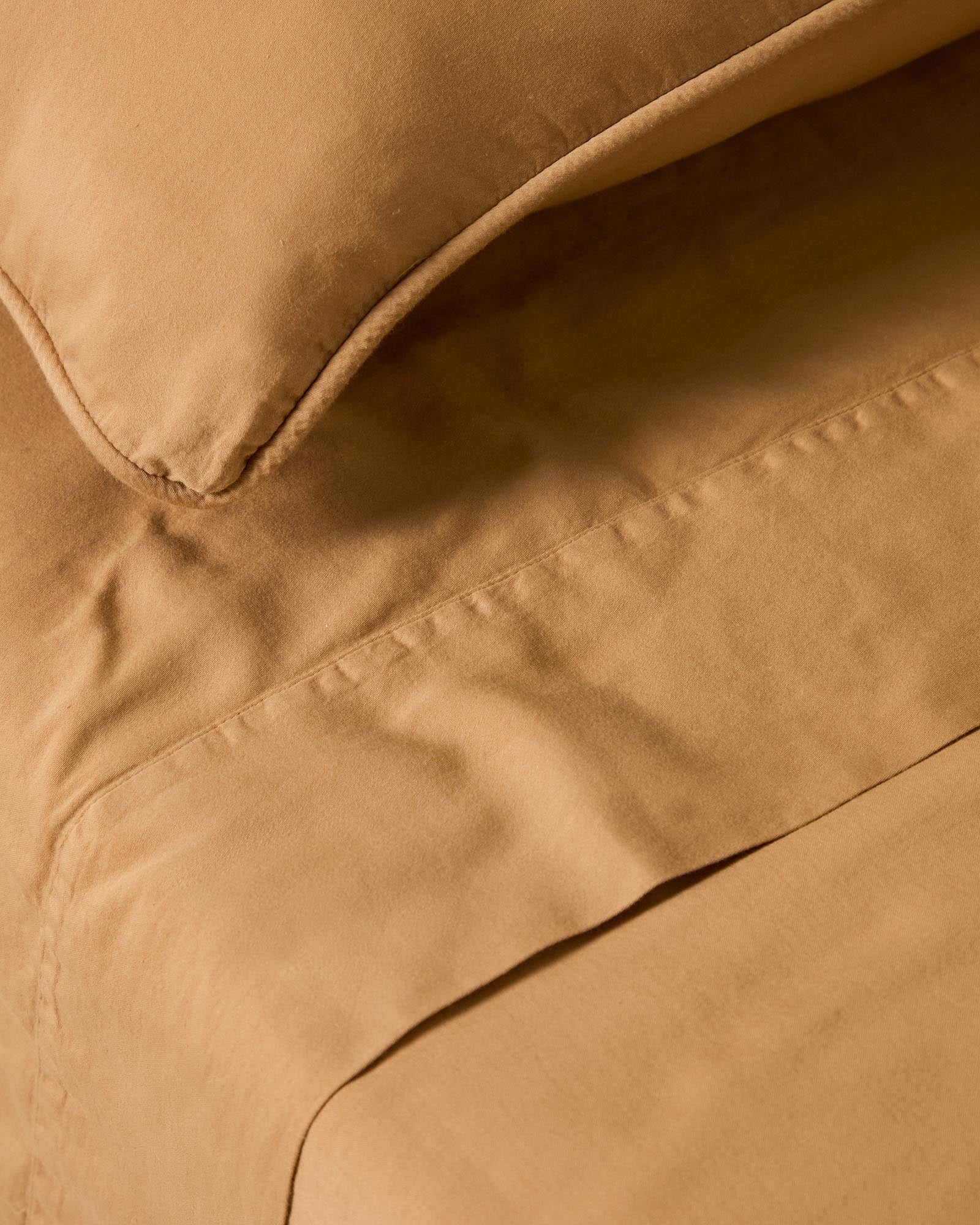 Elegantes Set aus zwei Kopfkissenbezügen in warmem Kupfer, gefertigt aus hochwertigem Baumwollsatin mit einem sanften Washed-Finish, ideal für stilvolle Schlafzimmer.