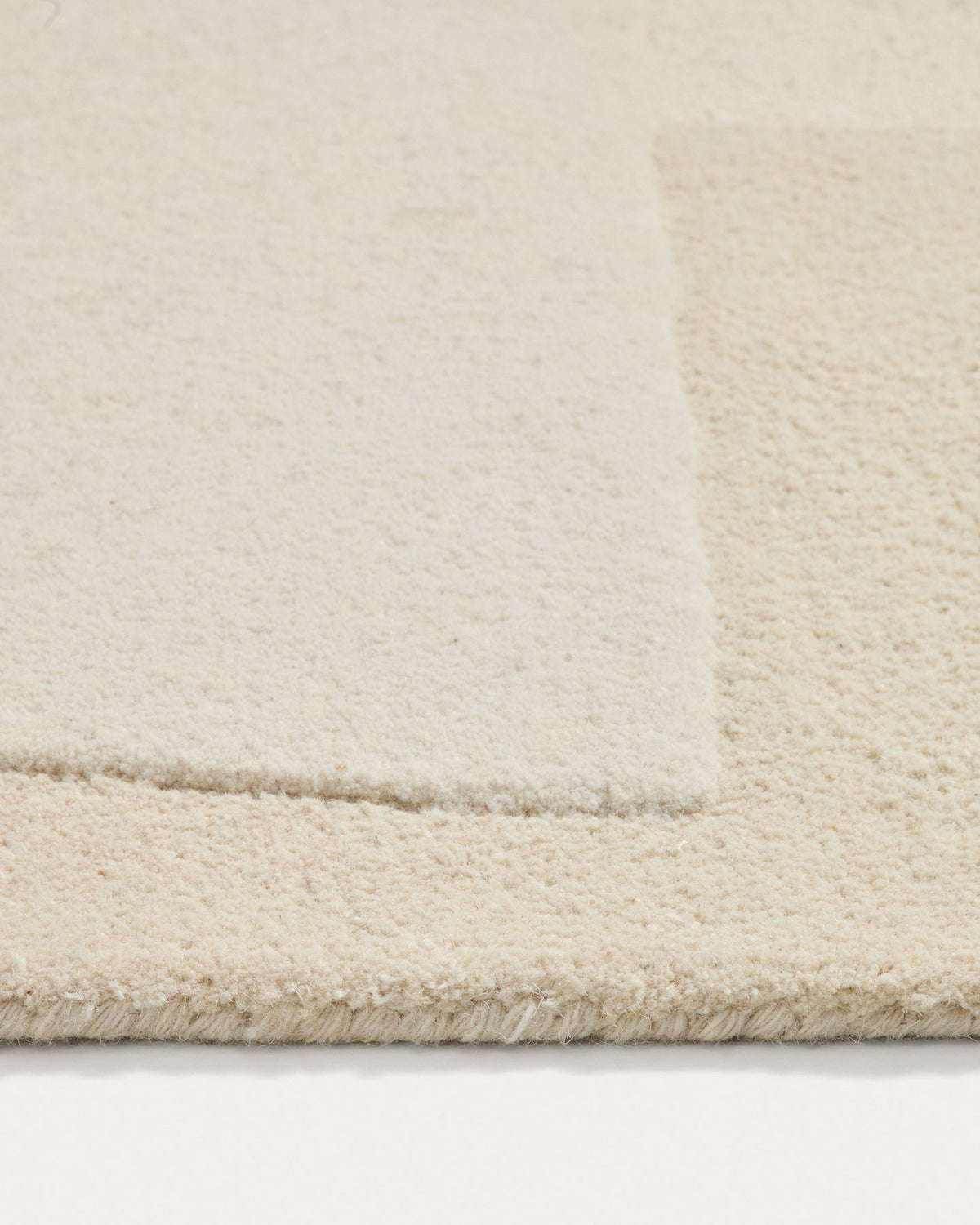 Wollteppich Dennie von Kave Home in Beige mit grafischem Muster, handgewebt aus 100 % Wolle, Grösse 160 x 230 cm.