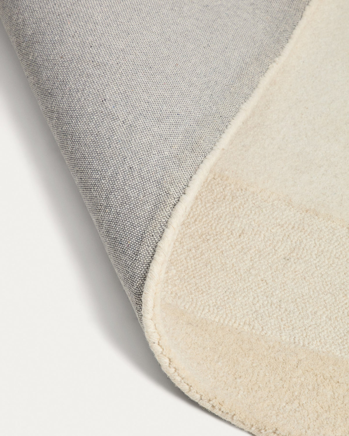 Wollteppich Dennie von Kave Home in Beige mit grafischem Muster, handgewebt aus 100 % Wolle, Grösse 160 x 230 cm.