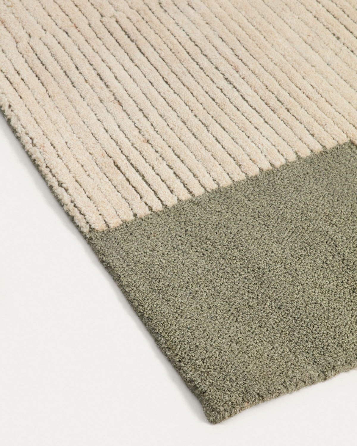 Wollteppich Bralen aus 100% Wolle mit grün-beigem Jacquardmuster, handgewebt, Grösse 200 x 300 cm, flach liegend fotografiert.