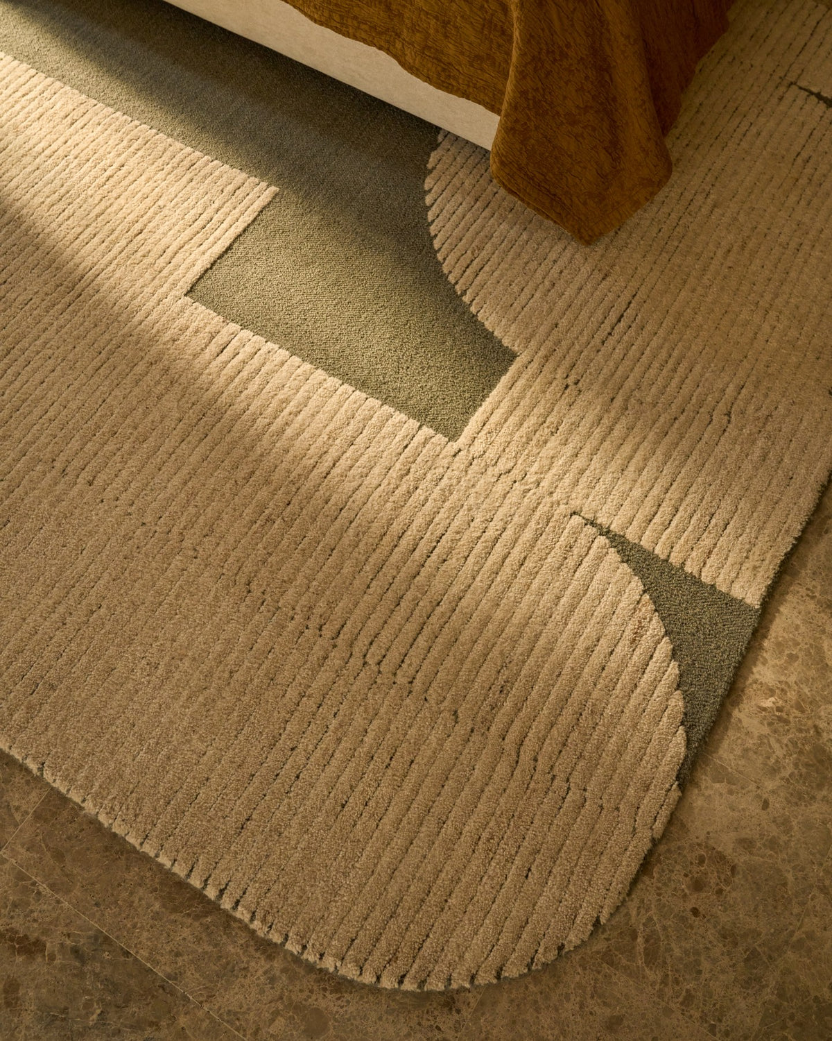 Wollteppich Bralen aus 100% Wolle mit grün-beigem Jacquardmuster, handgewebt, Grösse 200 x 300 cm, flach liegend fotografiert.