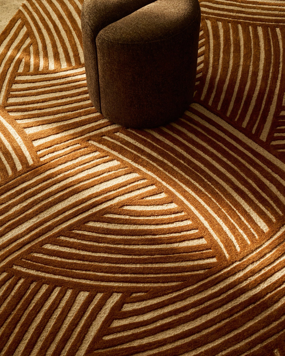 Handgewebter Wollteppich in Beige und Kupfer mit Jacquardmuster, Grösse 200 x 300 cm, aus 100% Wolle gefertigt.