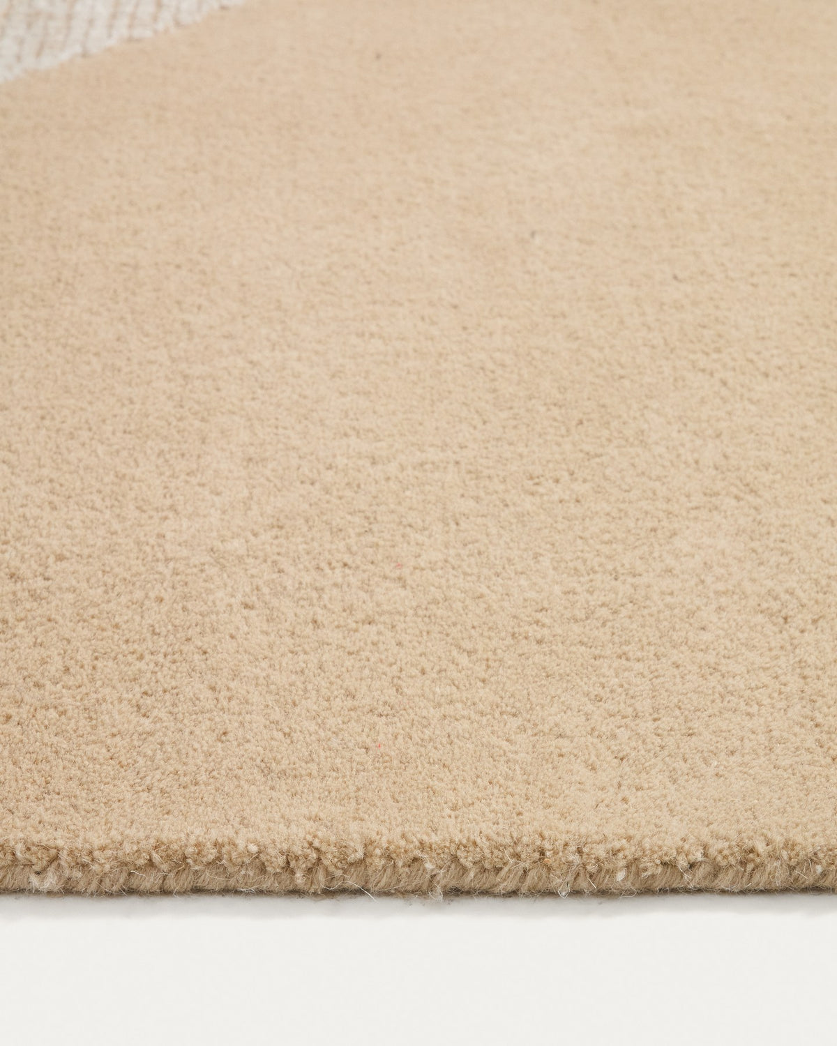 Beige Wollteppich Ivena von Kave Home, handgewebt, rechteckige Form, 200 x 300 cm, mit sichtbaren natürlichen Texturunregelmässigkeiten.