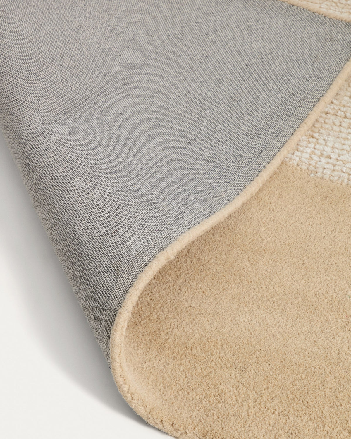 Beige Wollteppich Ivena von Kave Home, handgewebt, rechteckige Form, 200 x 300 cm, mit sichtbaren natürlichen Texturunregelmässigkeiten.