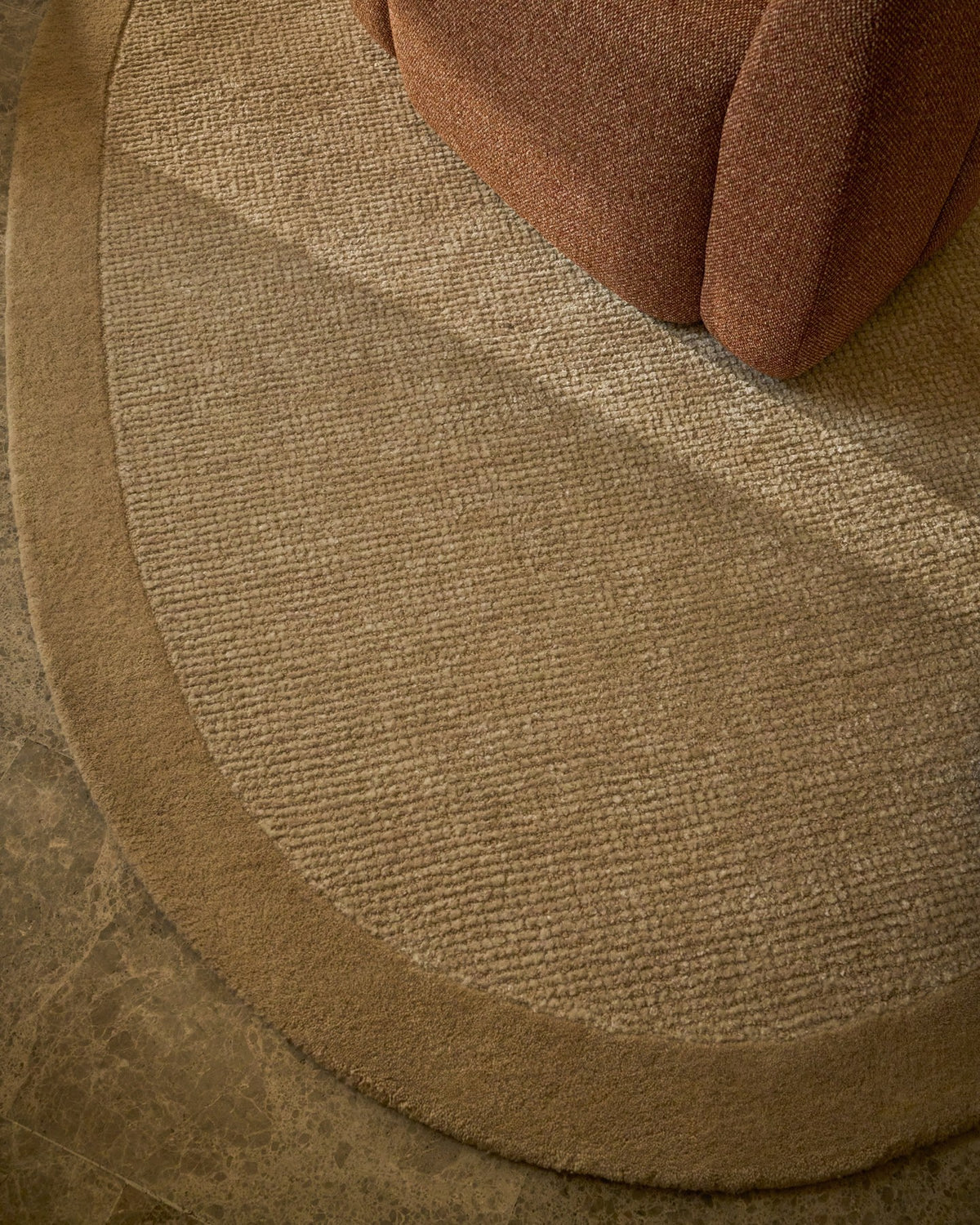 Beige Teppich Ivena von Kave Home mit Wollrahmen und Viskose-Innenseite, handgewebt mit sichtbaren Naturfaser-Unregelmässigkeiten.