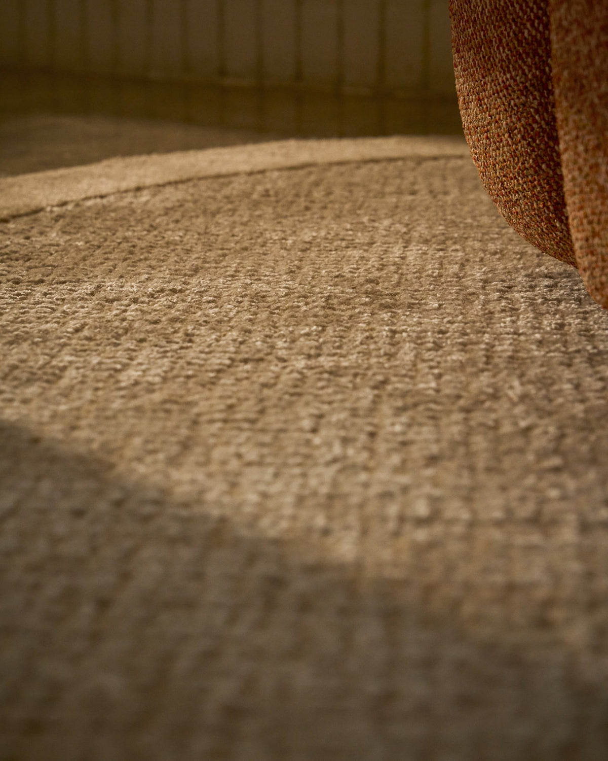 Beige Teppich Ivena von Kave Home mit Wollrahmen und Viskose-Innenseite, handgewebt mit sichtbaren Naturfaser-Unregelmässigkeiten.