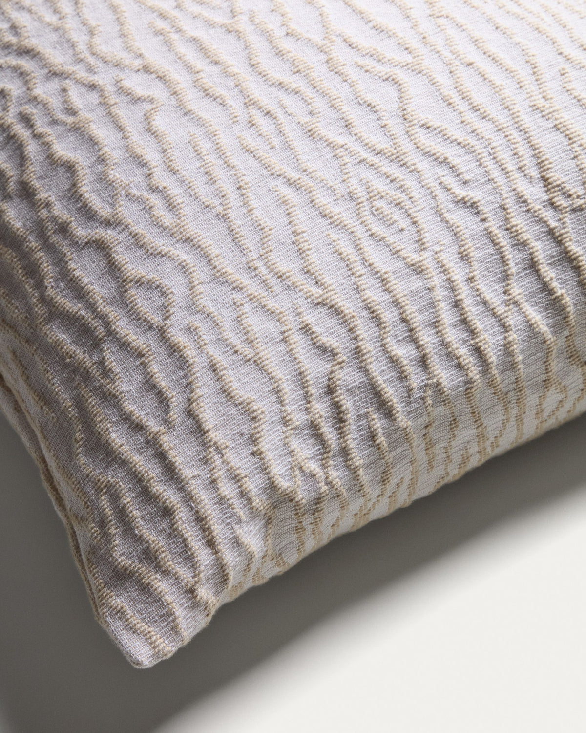 Kissenbezug Alnori aus 100% Baumwolle mit Jacquard-Muster in Écru, quadratische Form, Grösse 50 x 50 cm, handgefertigt.