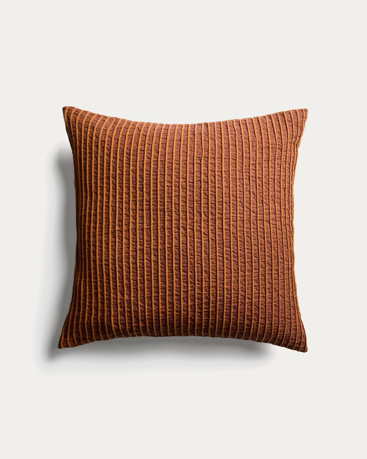 Orangefarbener Kissenbezug Tarilo aus 100 % Baumwolle mit plissierter, gefalteter Struktur, quadratische Form, Grösse 50 x 50 cm.