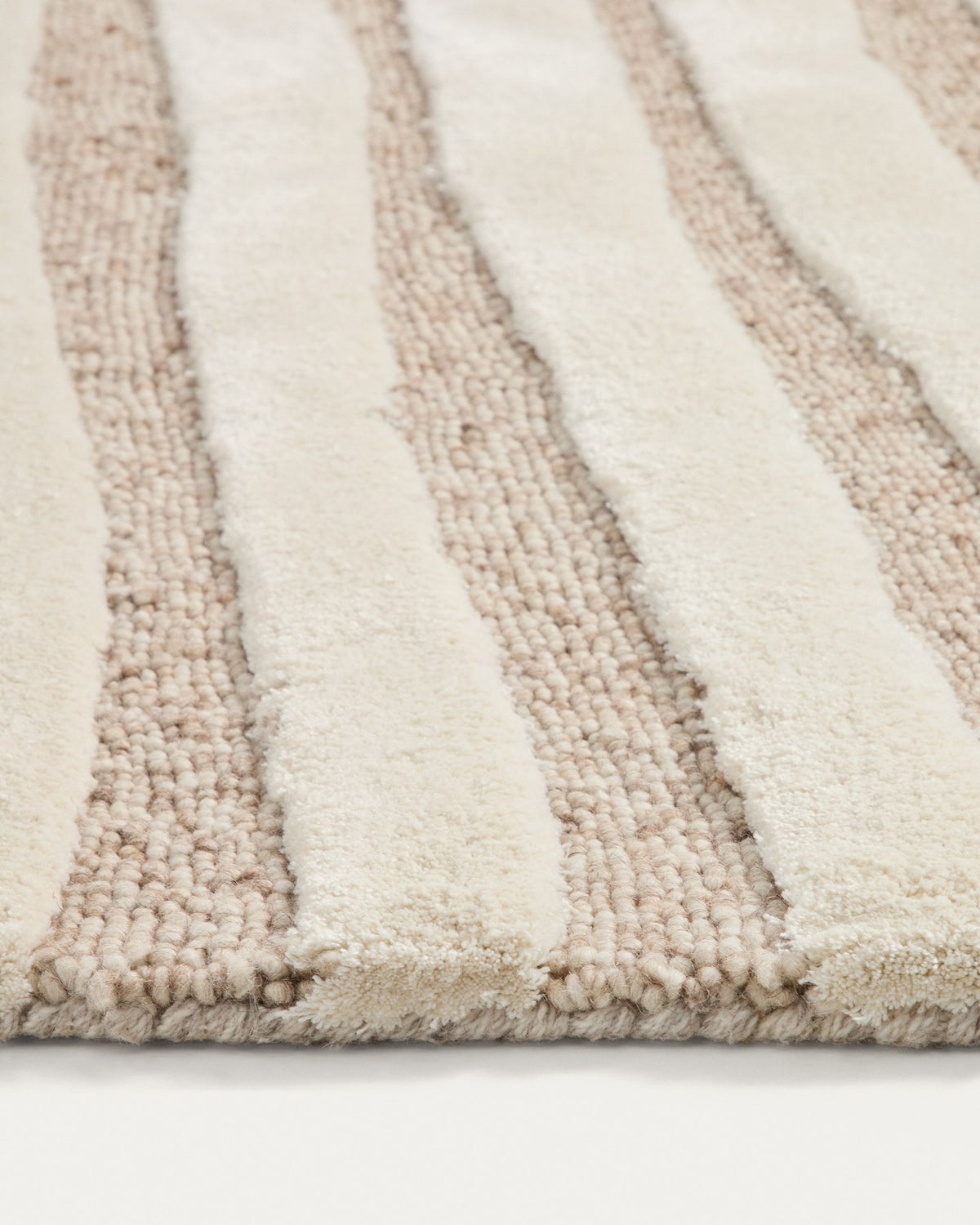Rechteckiger Teppich in Beige mit grafischem Reliefmuster aus Wolle und Viskose, handgefertigt, Grösse 160 x 230 cm.