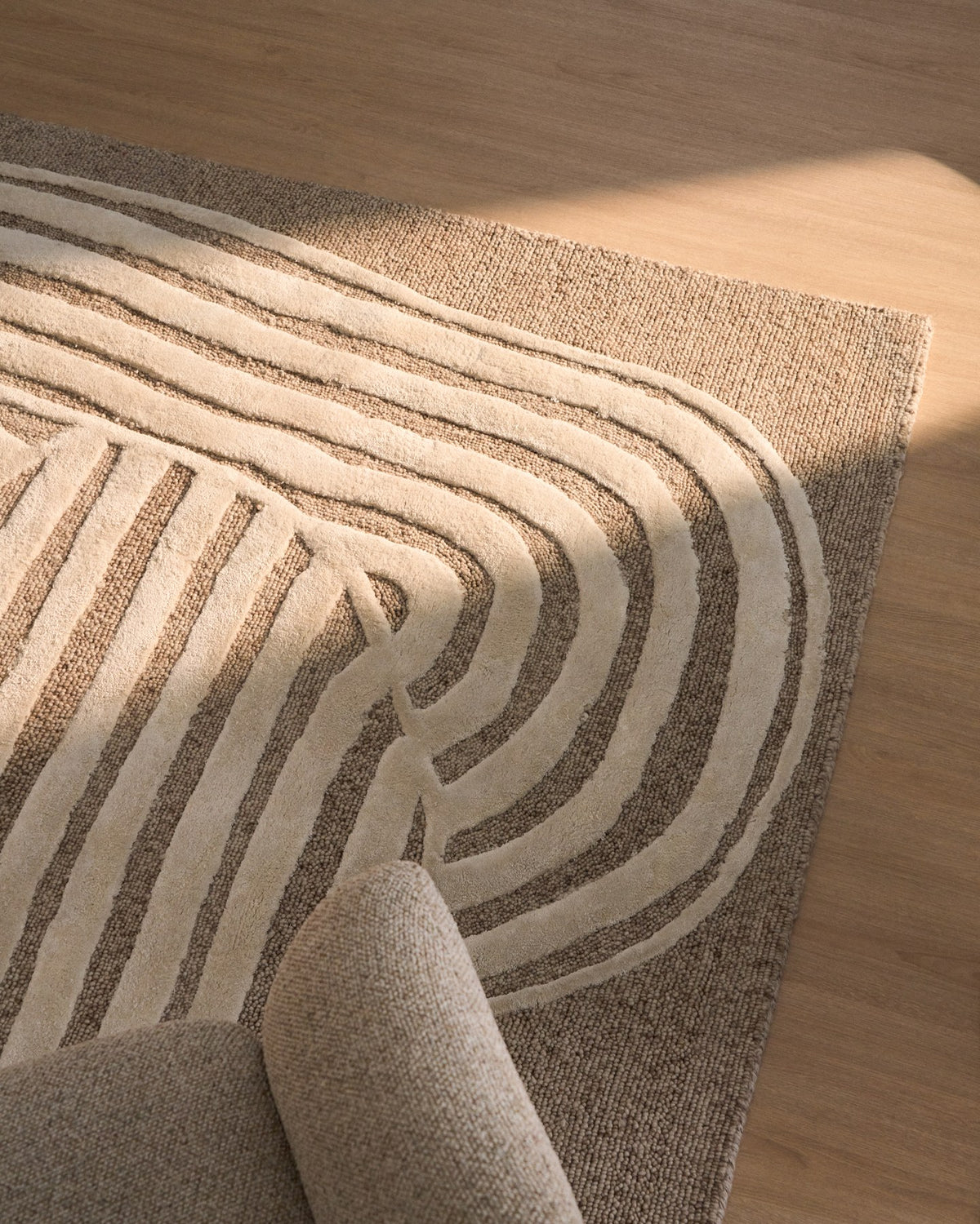 Handgefertigter beiger Teppich Colire aus Wolle und Viskose mit grafischem Reliefmuster, rechteckige Form, 200 x 300 cm.