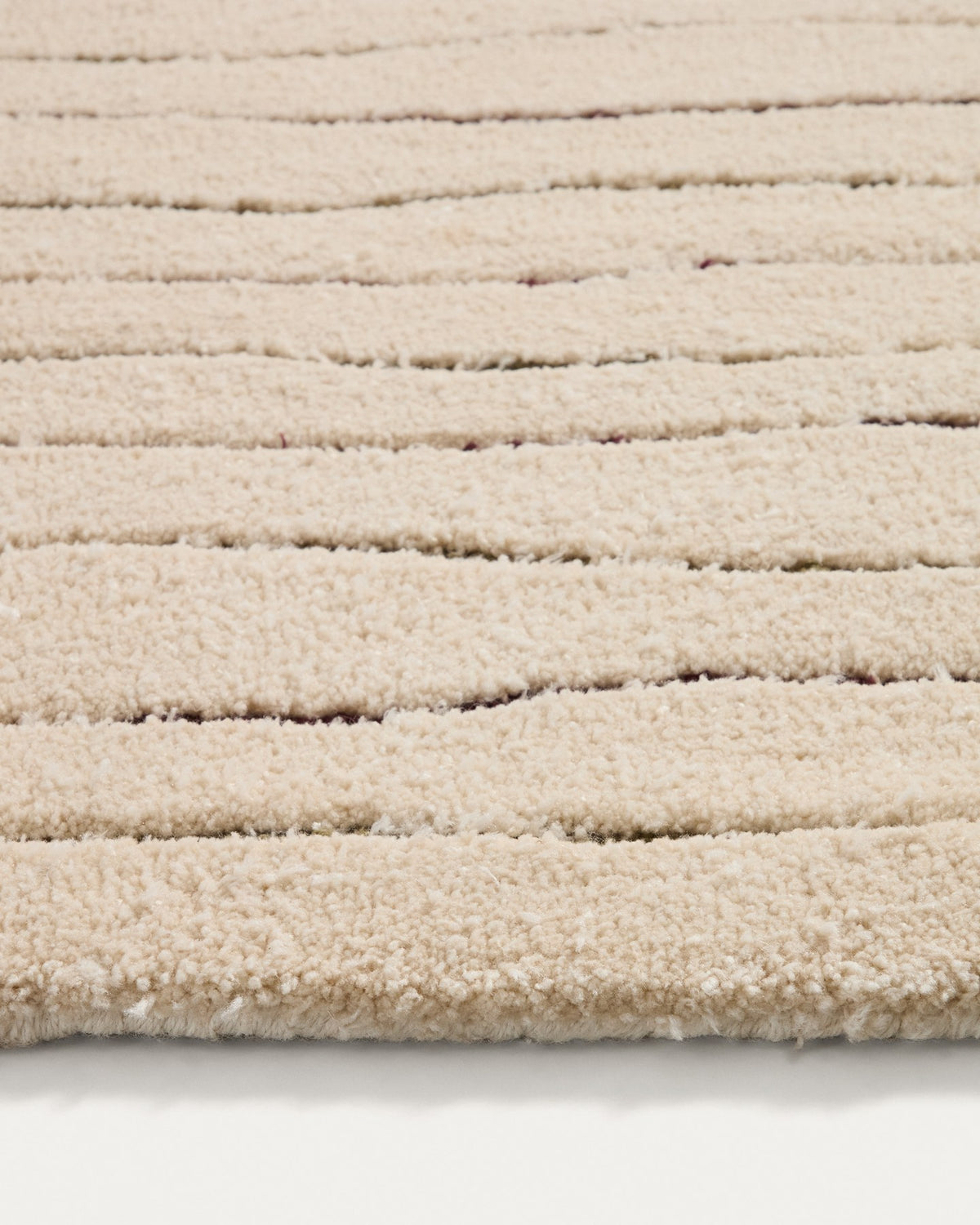 Beiger Teppich Loram aus Polyester mit Fell-Optik und wellenförmigem Reliefmuster, handgefertigt, Grösse 160 x 230 cm.
