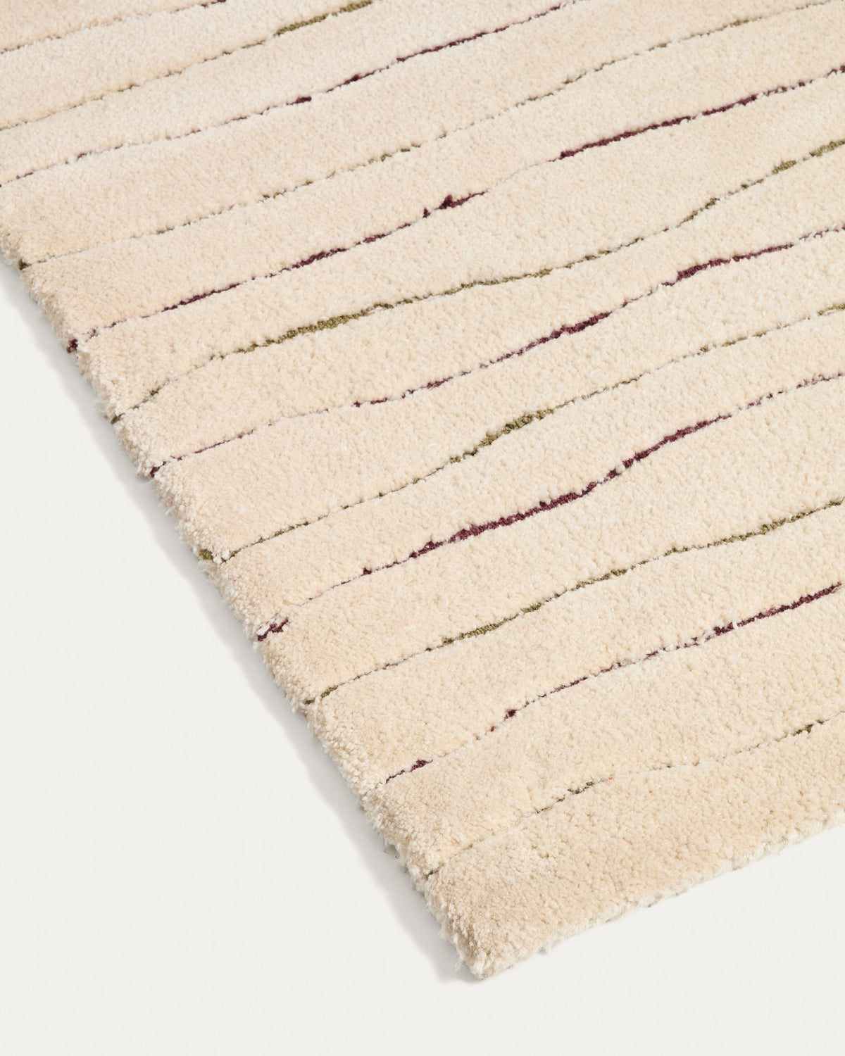 Beige Teppich Loram aus 100% Polyester mit Fell-Optik und wellenförmigem Reliefmuster, Format 200 x 300 cm, handgefertigt.