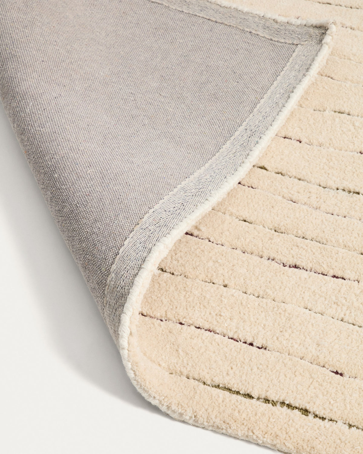 Beige Teppich Loram aus 100% Polyester mit Fell-Optik und wellenförmigem Reliefmuster, Format 200 x 300 cm, handgefertigt.