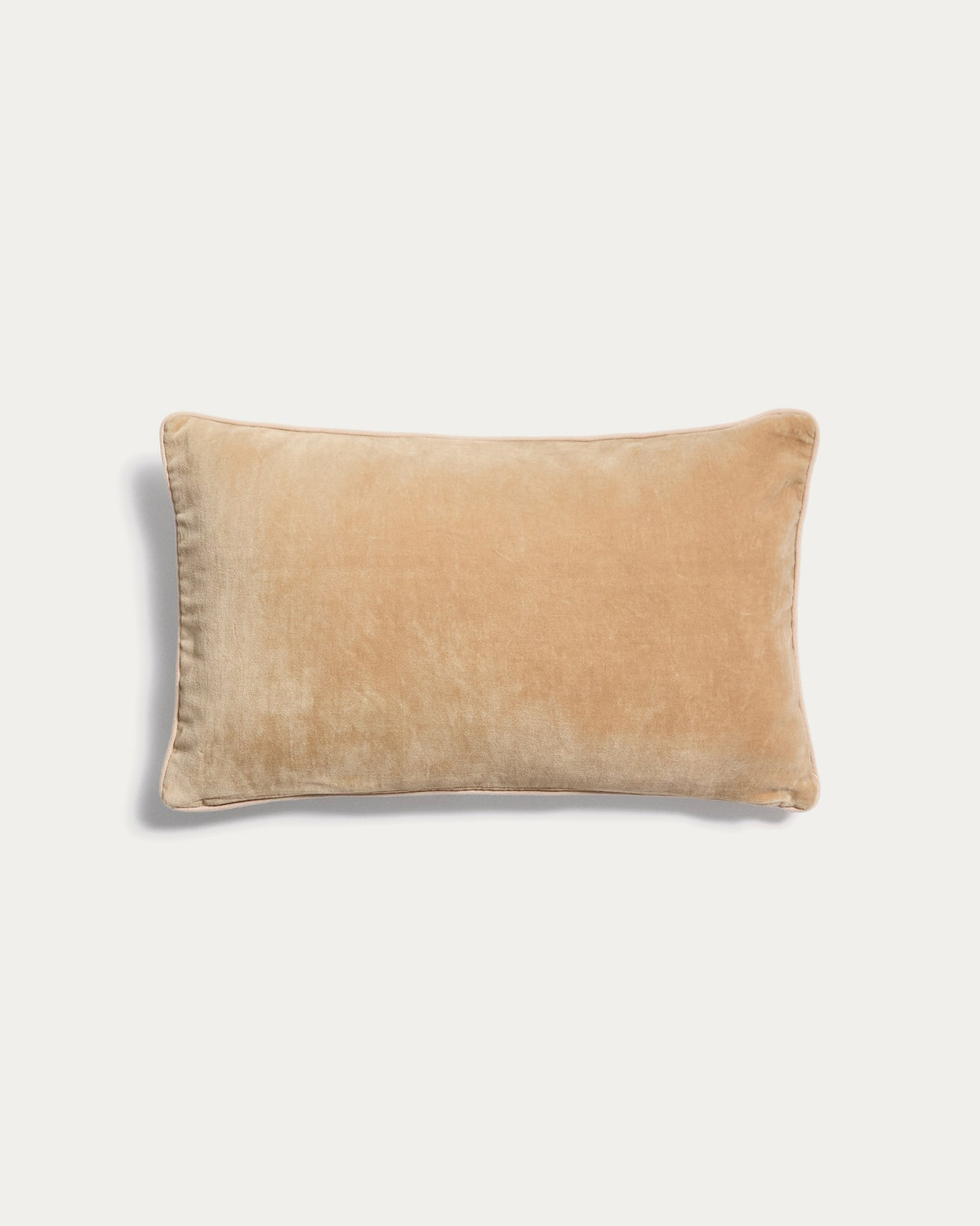 Kissenbezug Ovelin aus Samt von Kave Home, rechteckige Form, zweifarbig in Beige und Ecru mit Kontrastpaspel, Grösse 30 x 50 cm