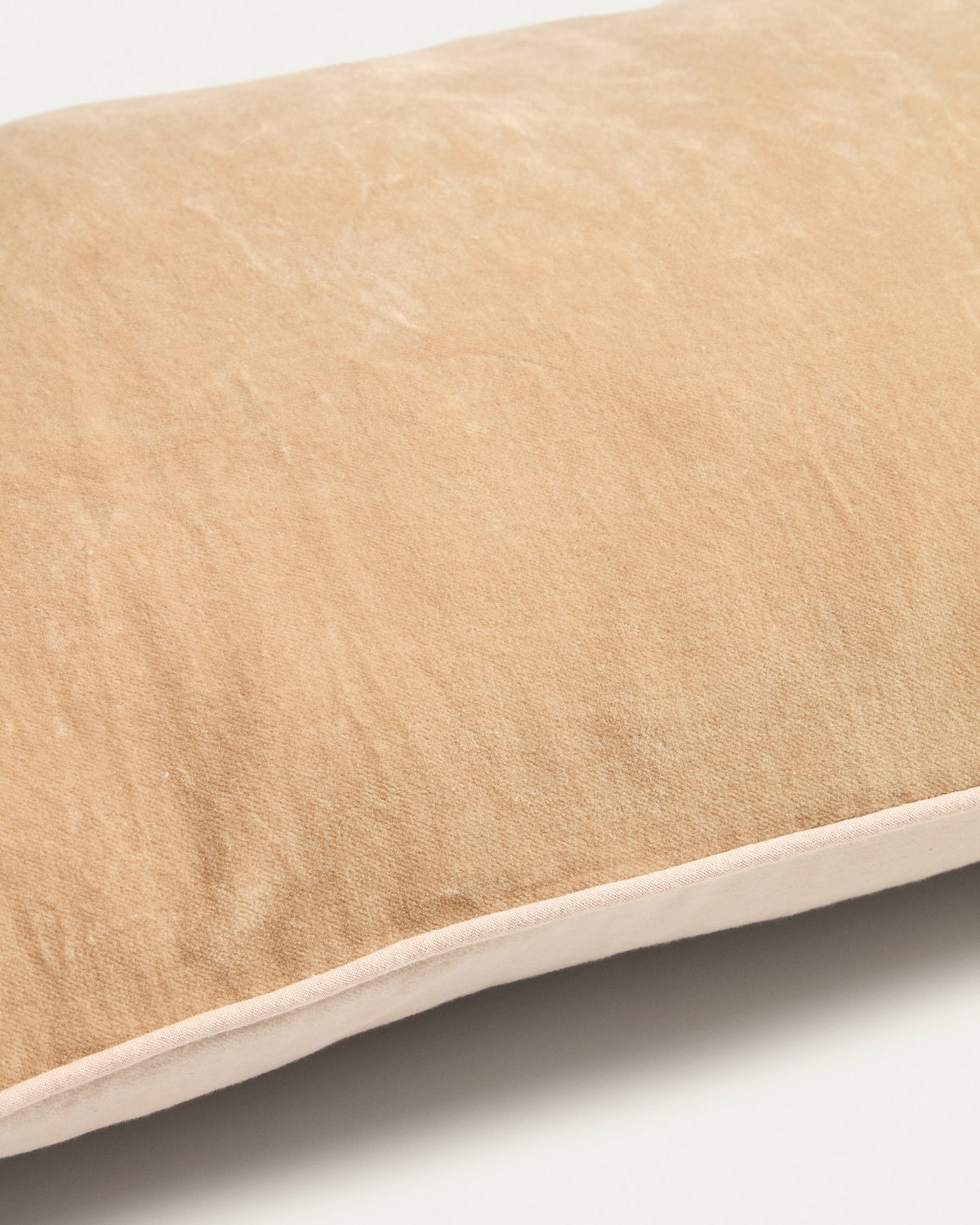 Kissenbezug Ovelin aus Samt von Kave Home, rechteckige Form, zweifarbig in Beige und Ecru mit Kontrastpaspel, Grösse 30 x 50 cm
