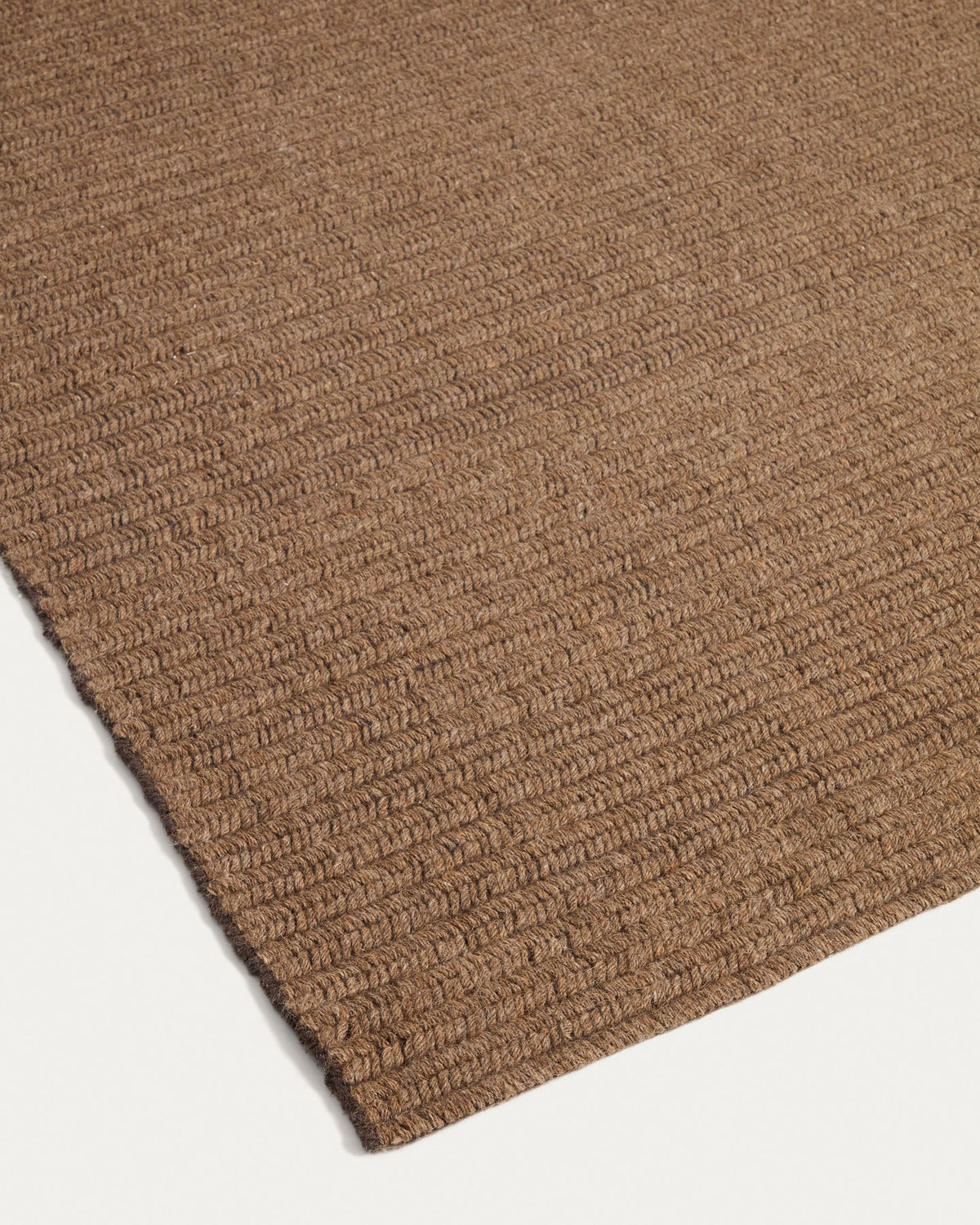 Handgeflochtener Teppich Imerna aus Wolle-Baumwoll-Mischung in Braun, rechteckige Form, 200 x 300 cm.