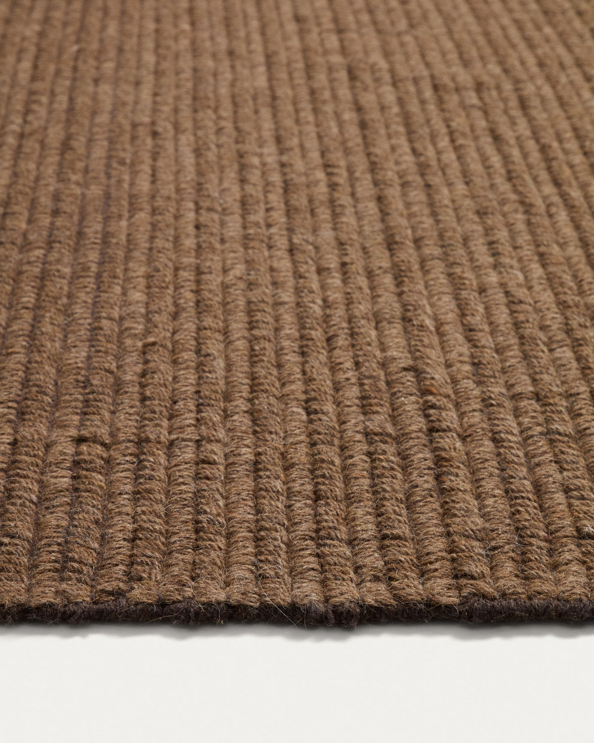 Handgeflochtener Teppich Imerna aus Wolle-Baumwoll-Mischung in Braun, rechteckige Form, 200 x 300 cm.