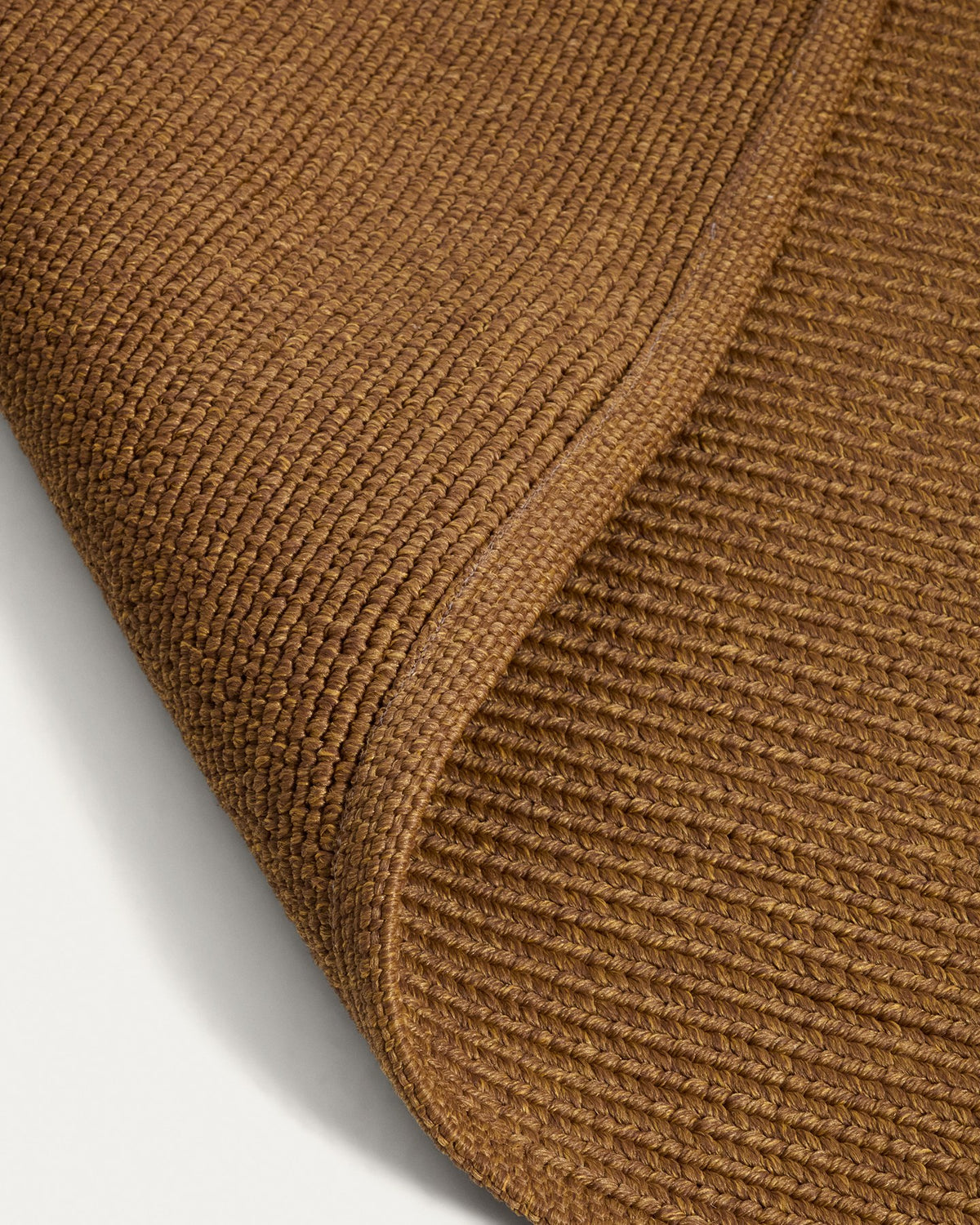 Brauner Teppich Turiane aus 100% Polypropylen mit Minigeflechtstruktur, rechteckige Form, Masse 160 x 230 cm, Outdoor-Teppich von Kave Home.