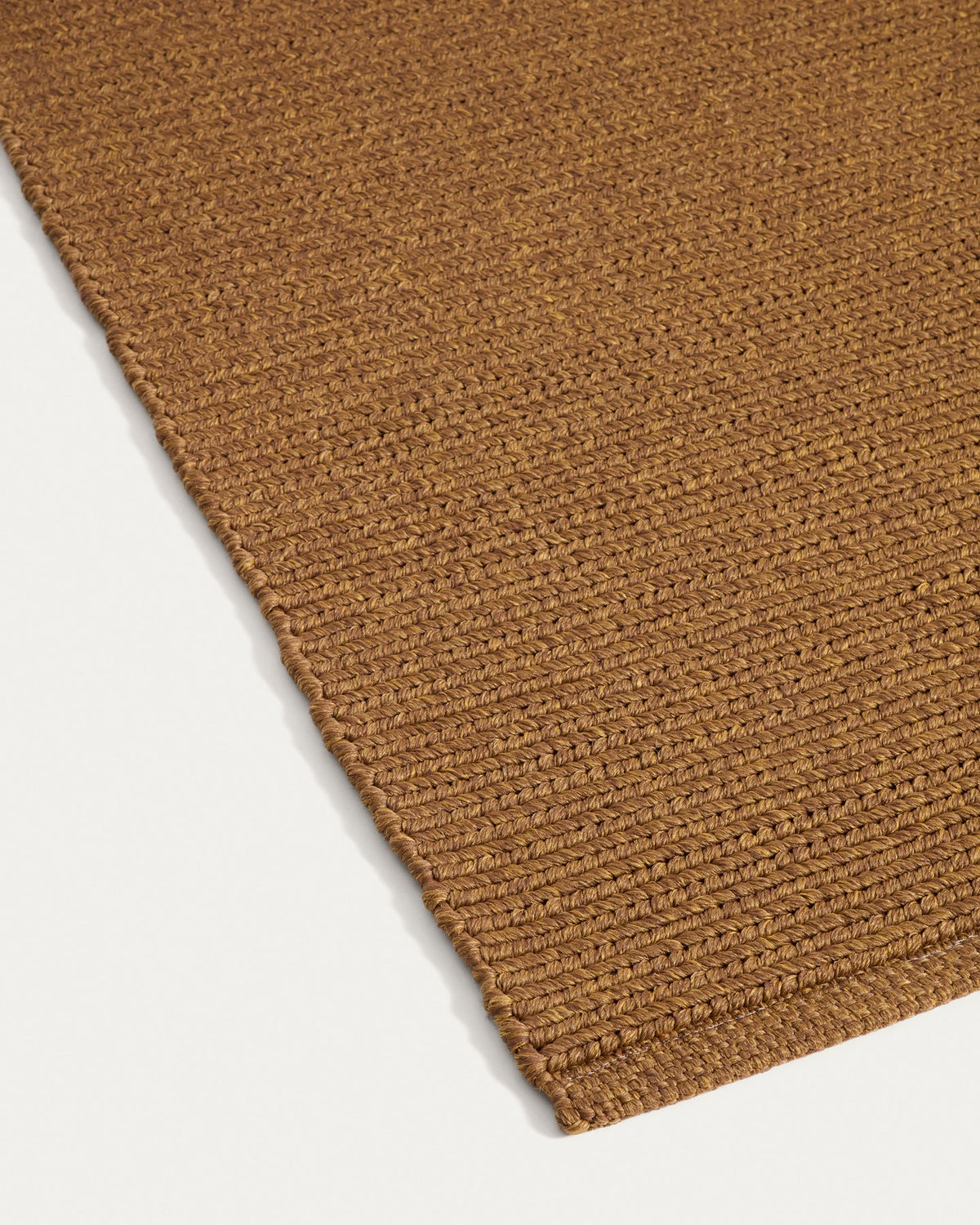 Brauner Outdoor Teppich Turiane aus 100% Polypropylen, 200 x 300 cm, mit Minigeflechtstruktur und wendbarem Design.